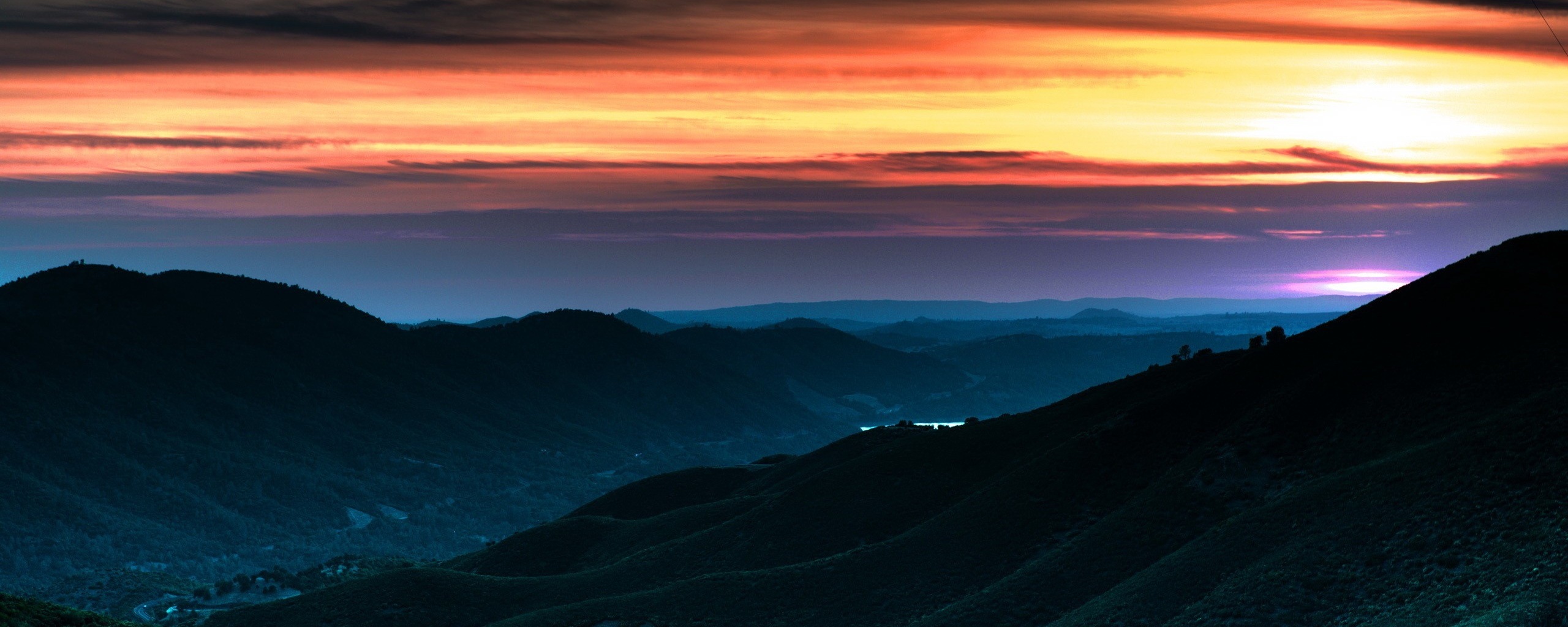 Дорога спускается с гор в долину обои