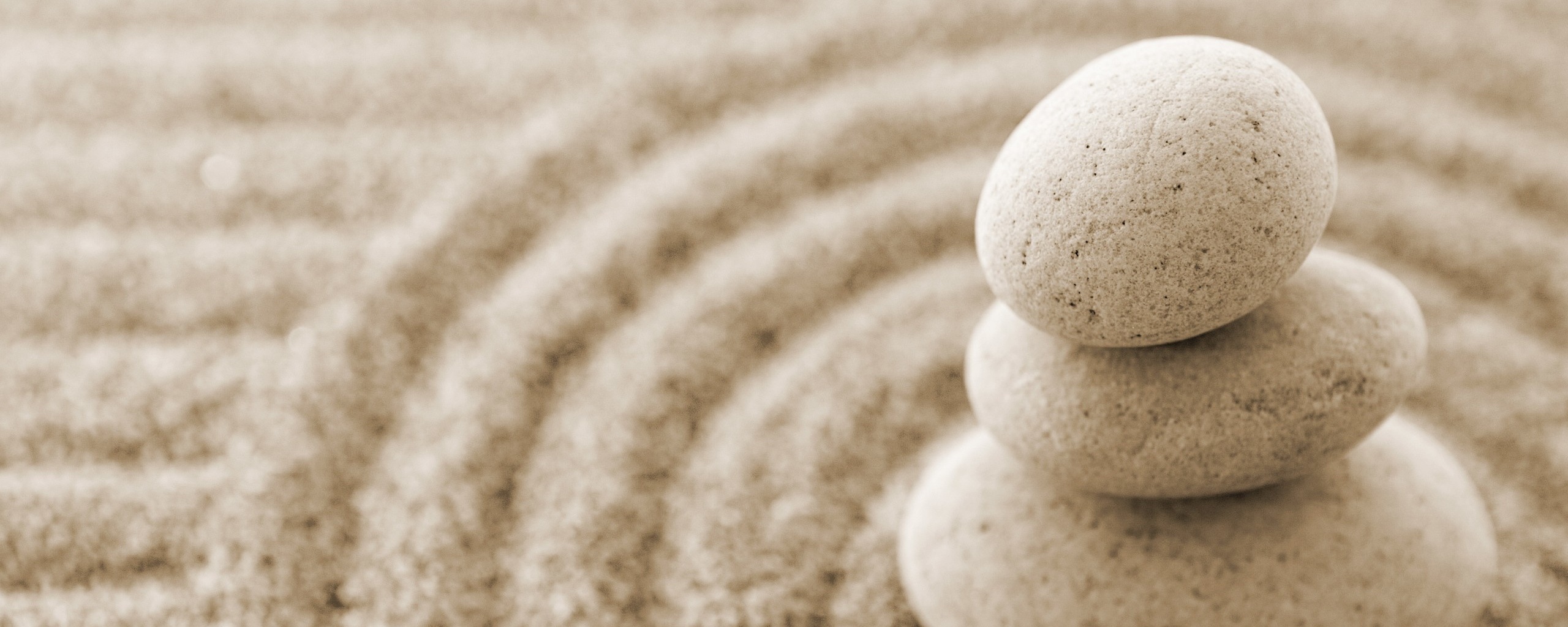 Пирамидка в саду камней обои