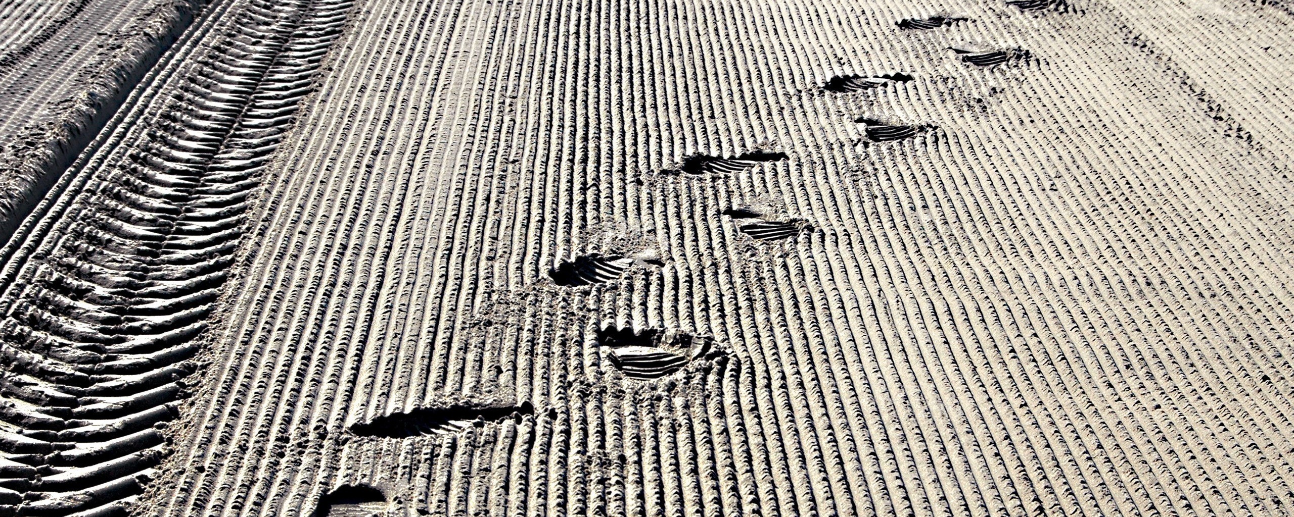 Следы на песке обои