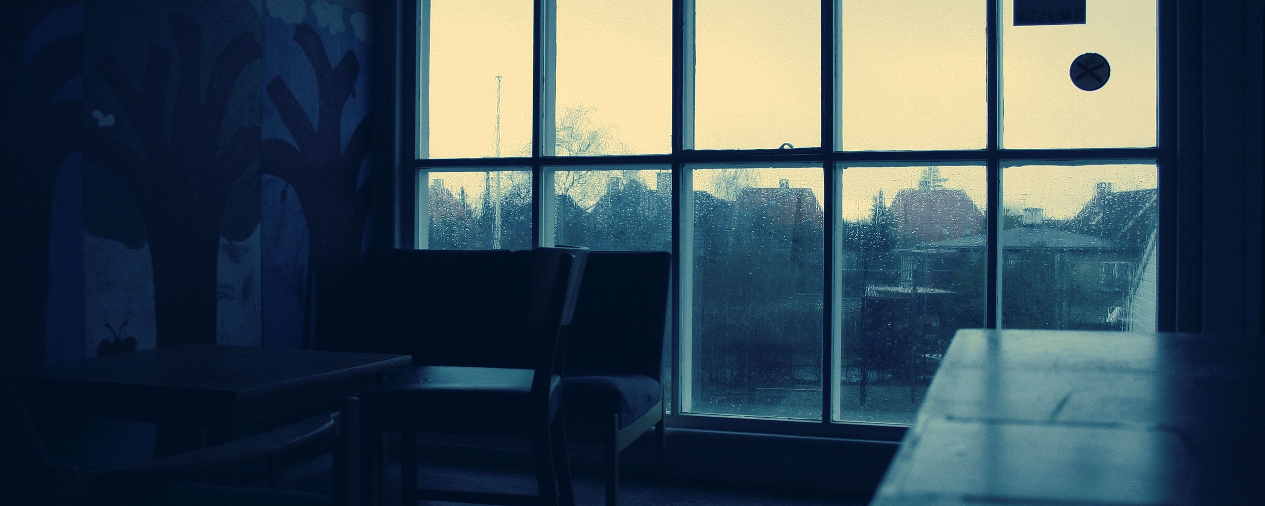 Тёмная комната и дождь за окном обои
