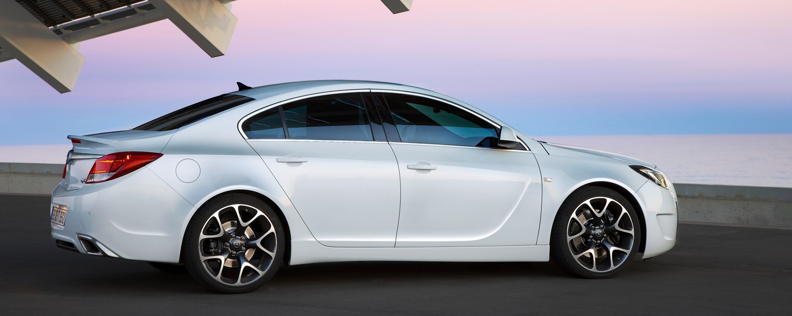 Белый седан под крышей обои