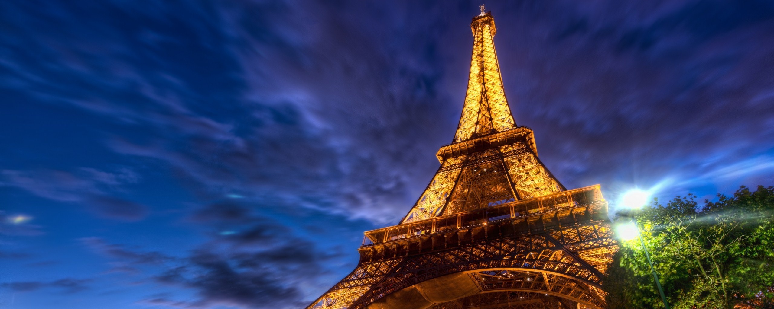 Вид снизу на Эйфелеву башню обои
