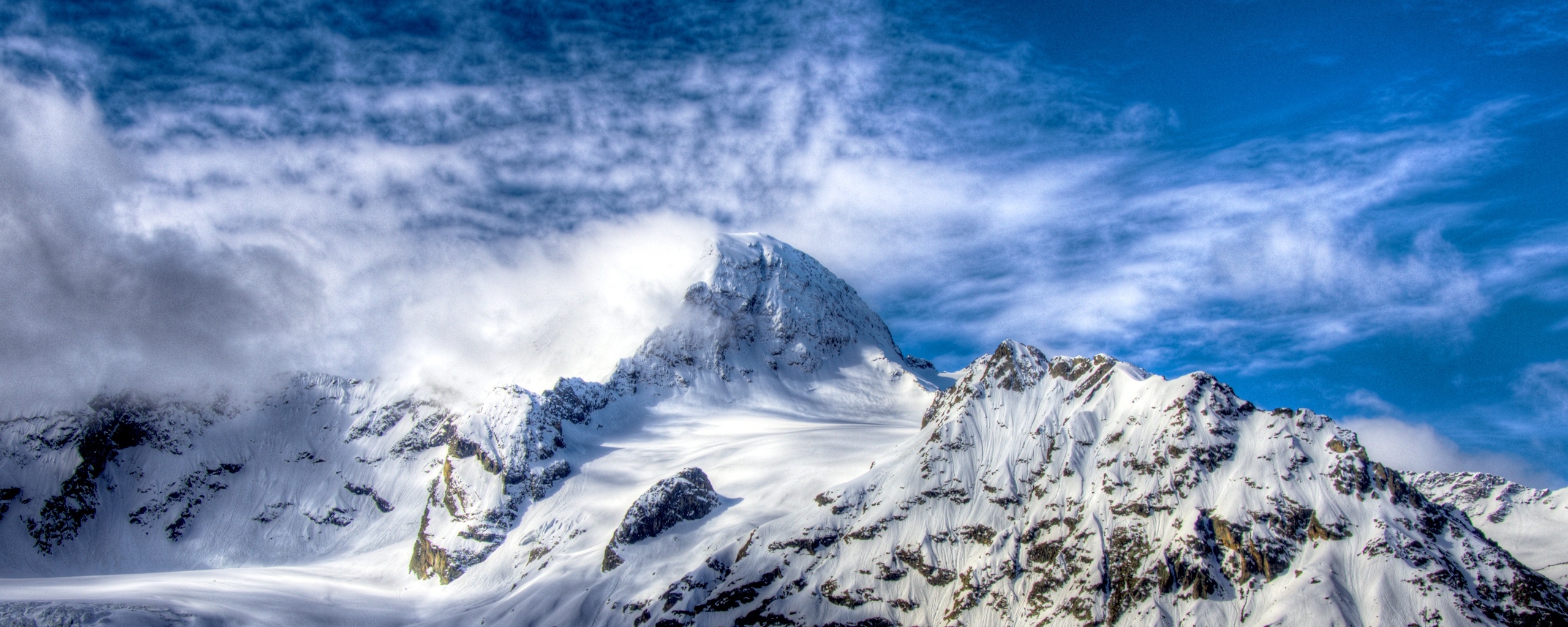 Снежные горные вершины на ветру обои