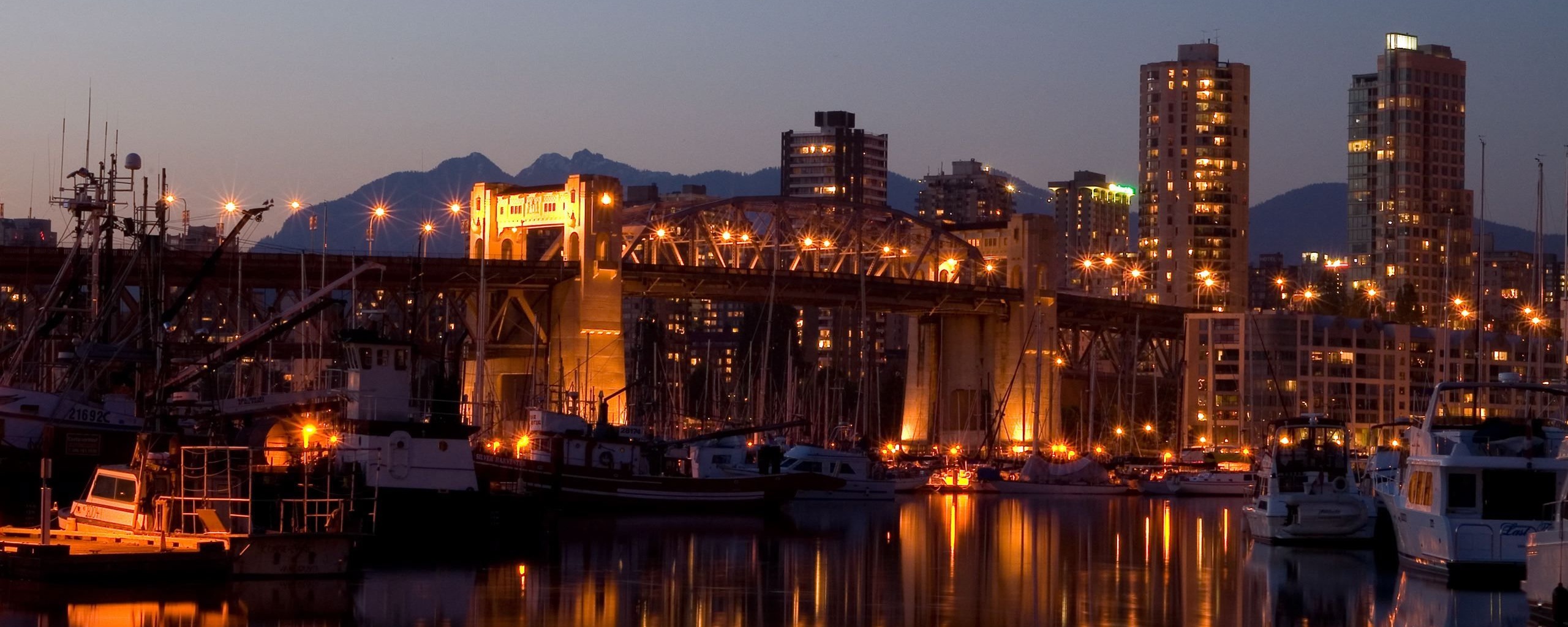 Мост и катера на закате обои