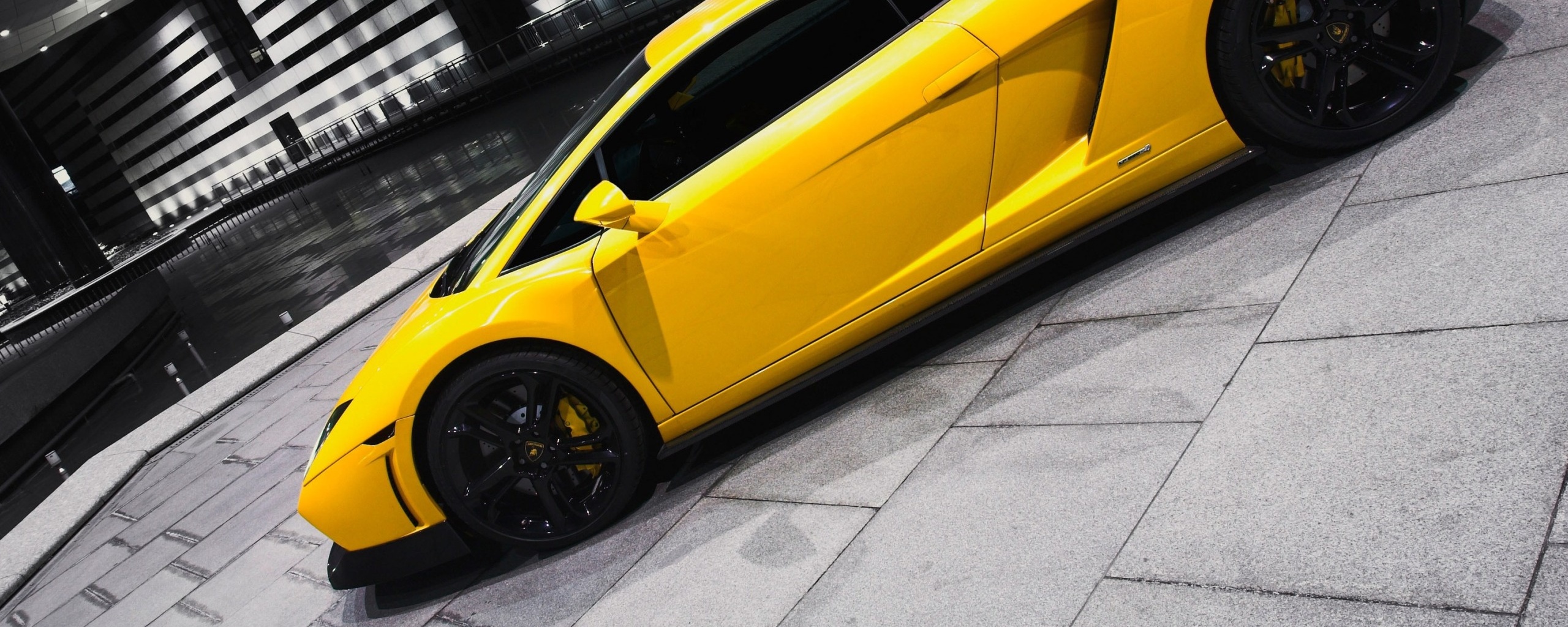 Желтая ламборджини в автосалоне обои
