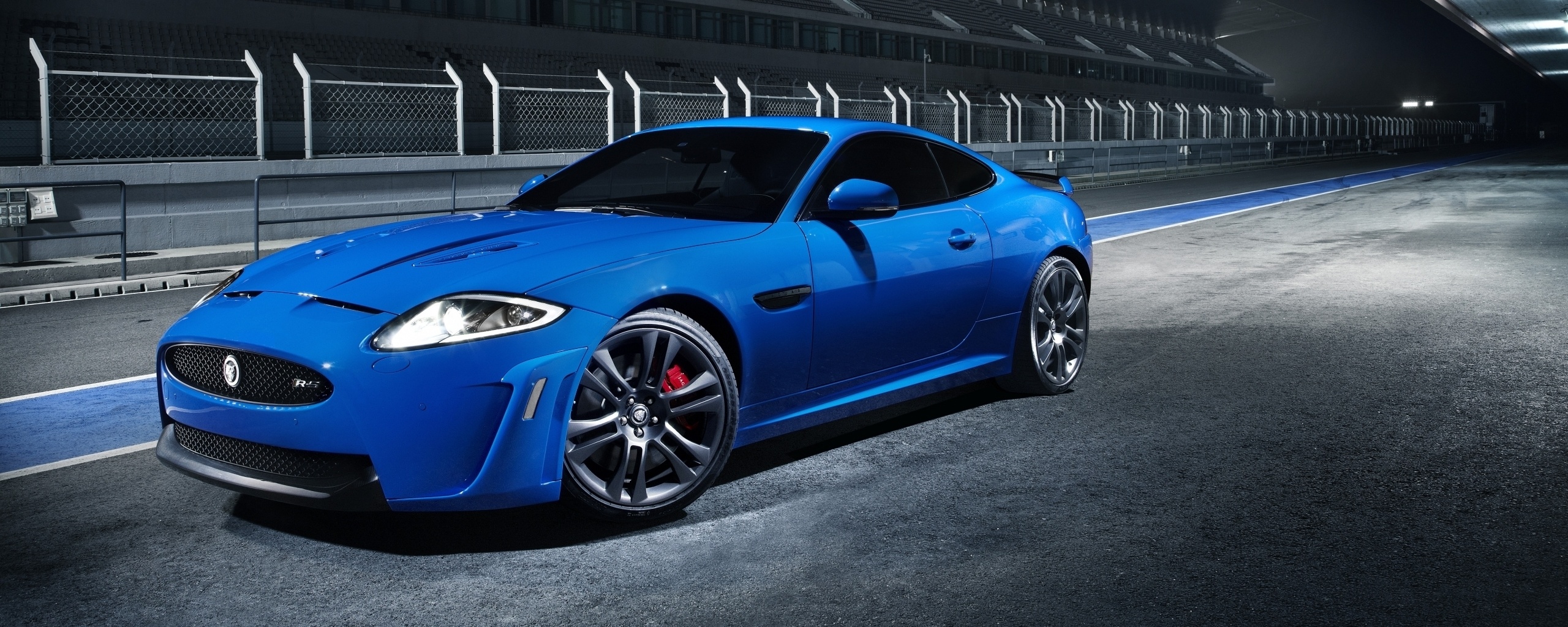 Синий спорткар на гоночном треке обои
