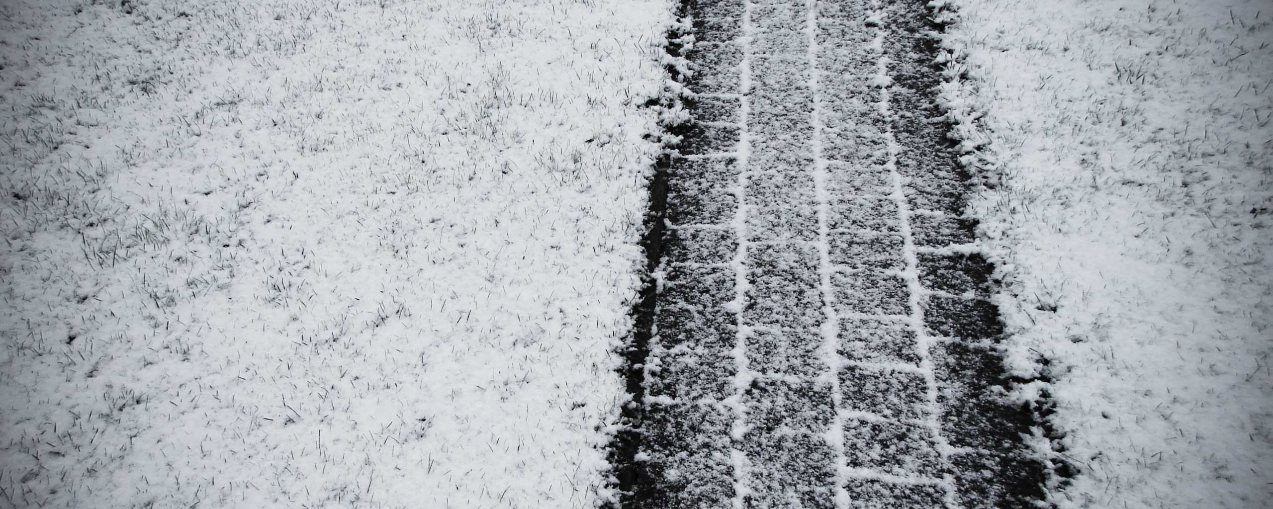 След покрышек в снегу обои