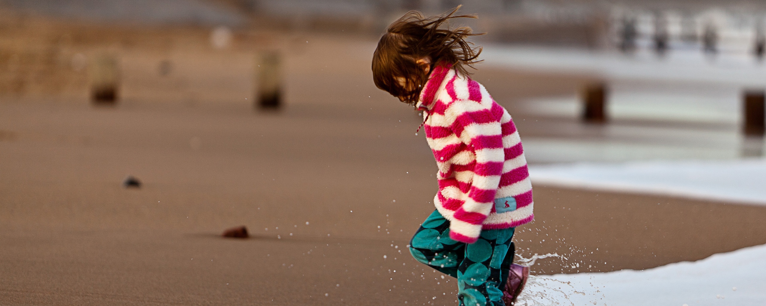 Ребенок и волна обои