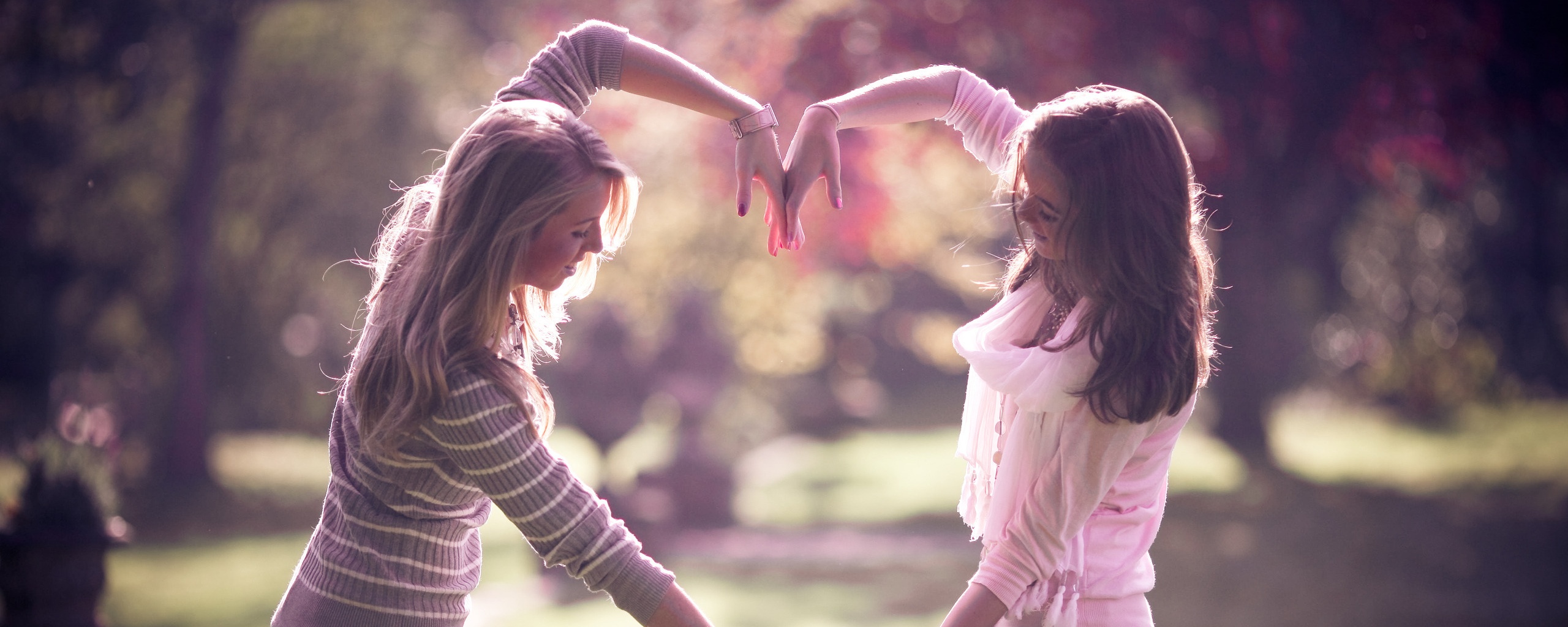 Две девушки и сердце из рук обои