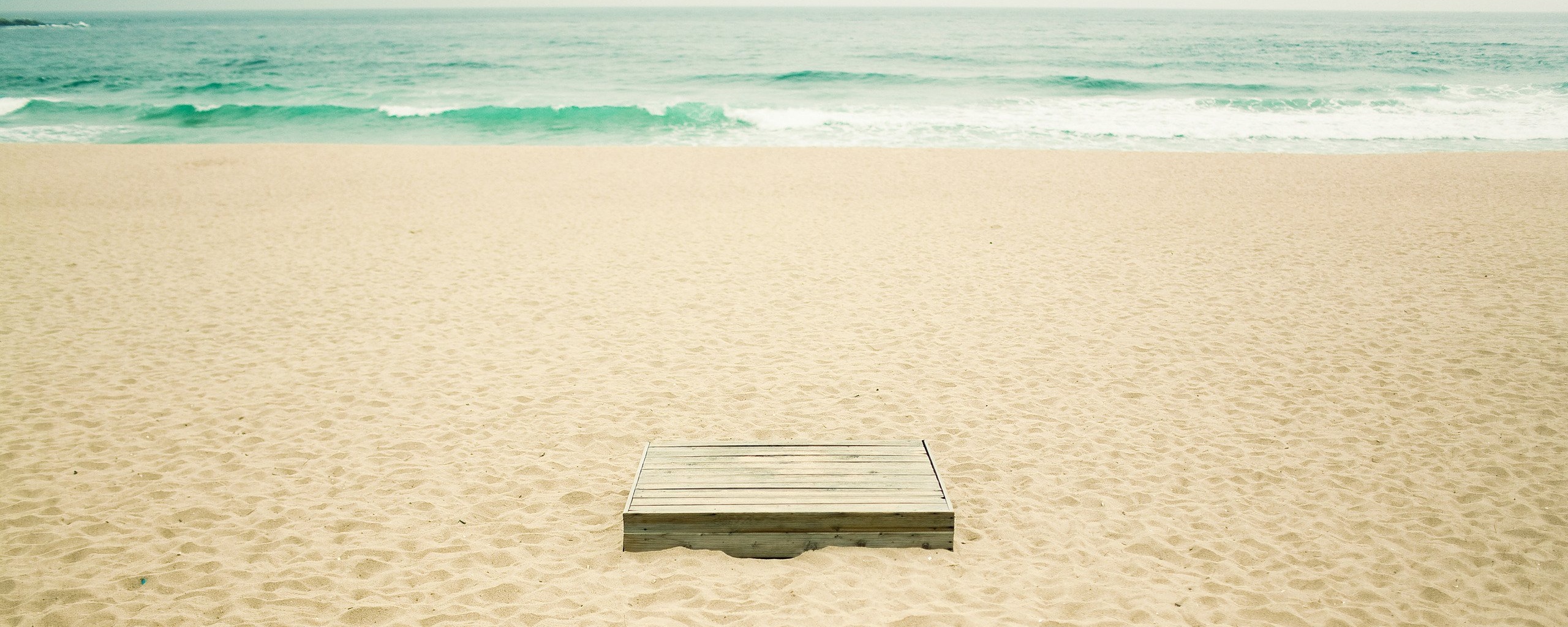 Ящик на пляже обои