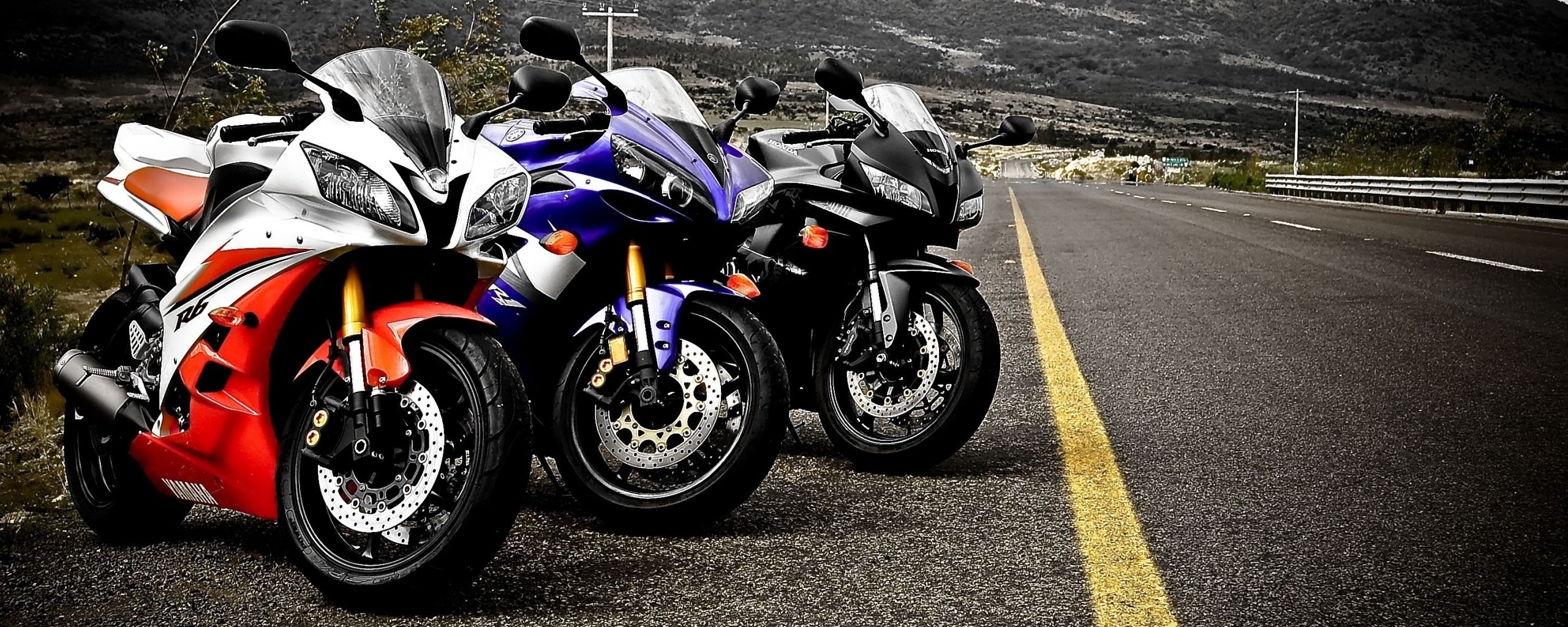 Раллийные мотоциклы на дороге обои