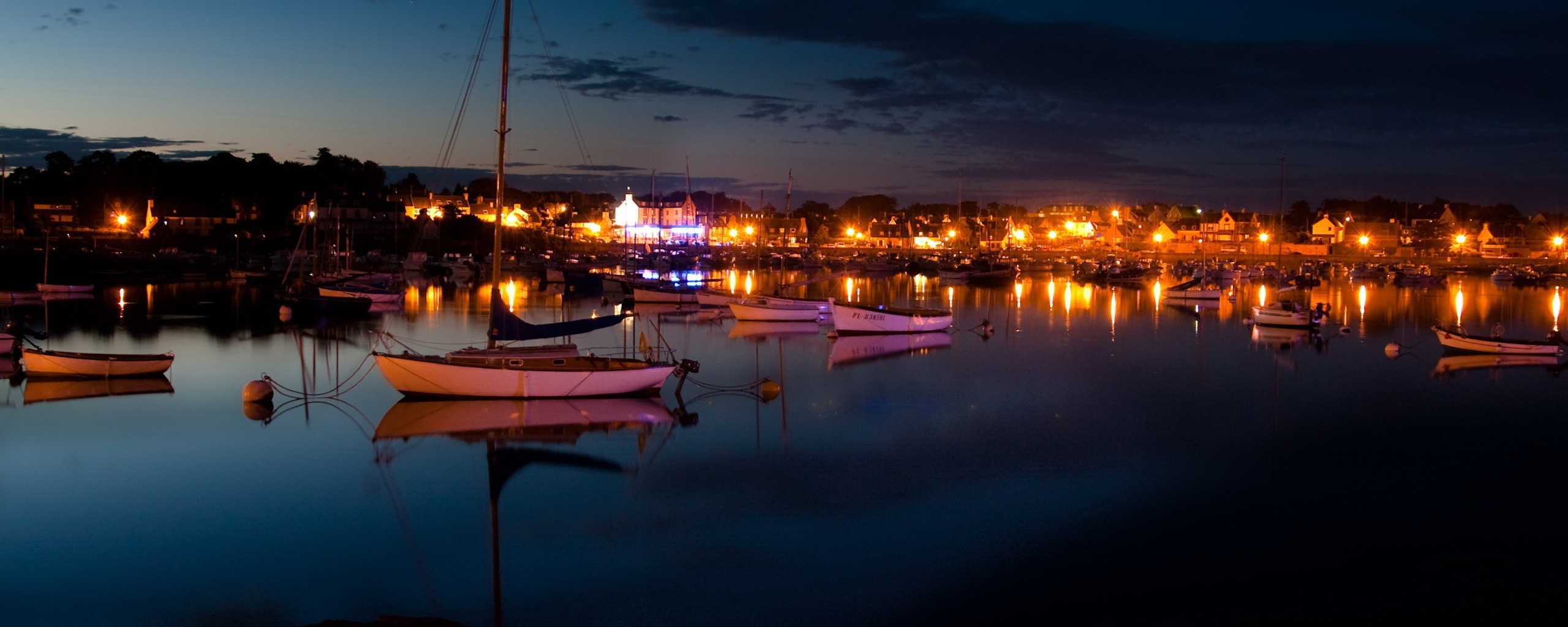 Лодки на вечерней воде обои