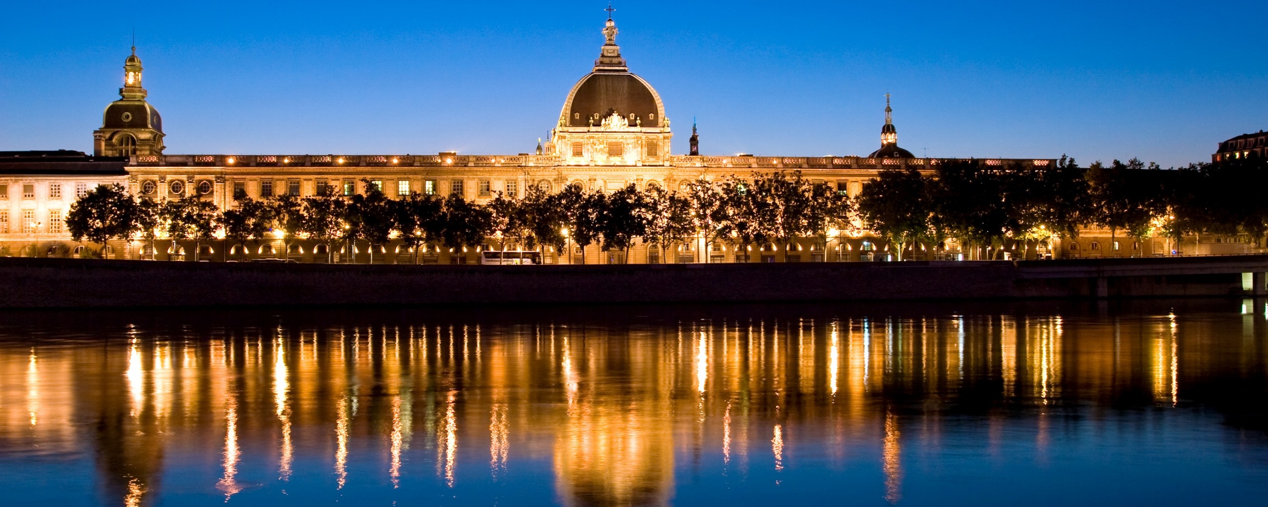 Отражение набережной обои