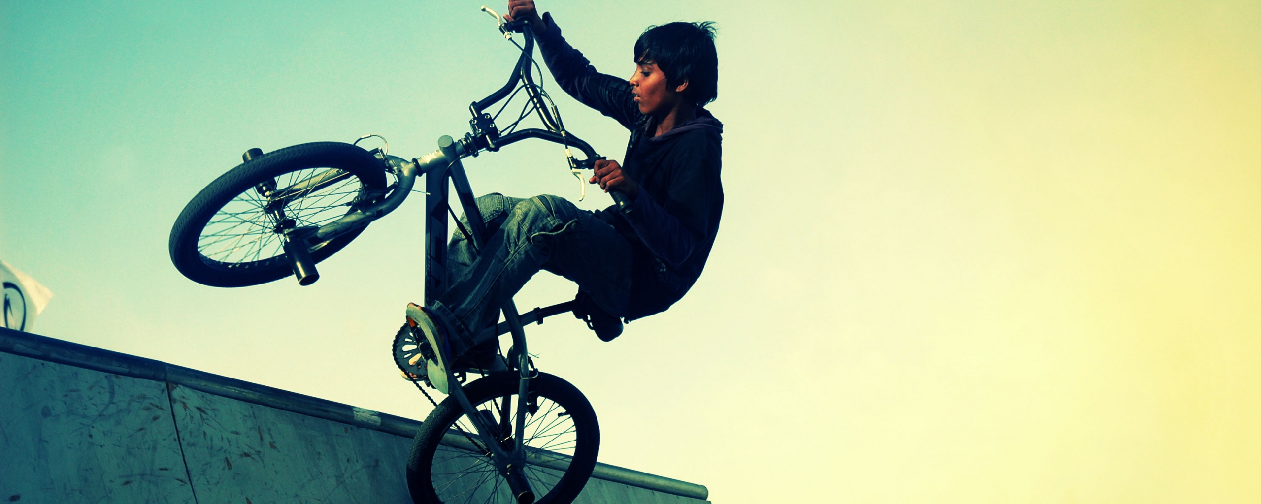 Мальчик на рампе обои