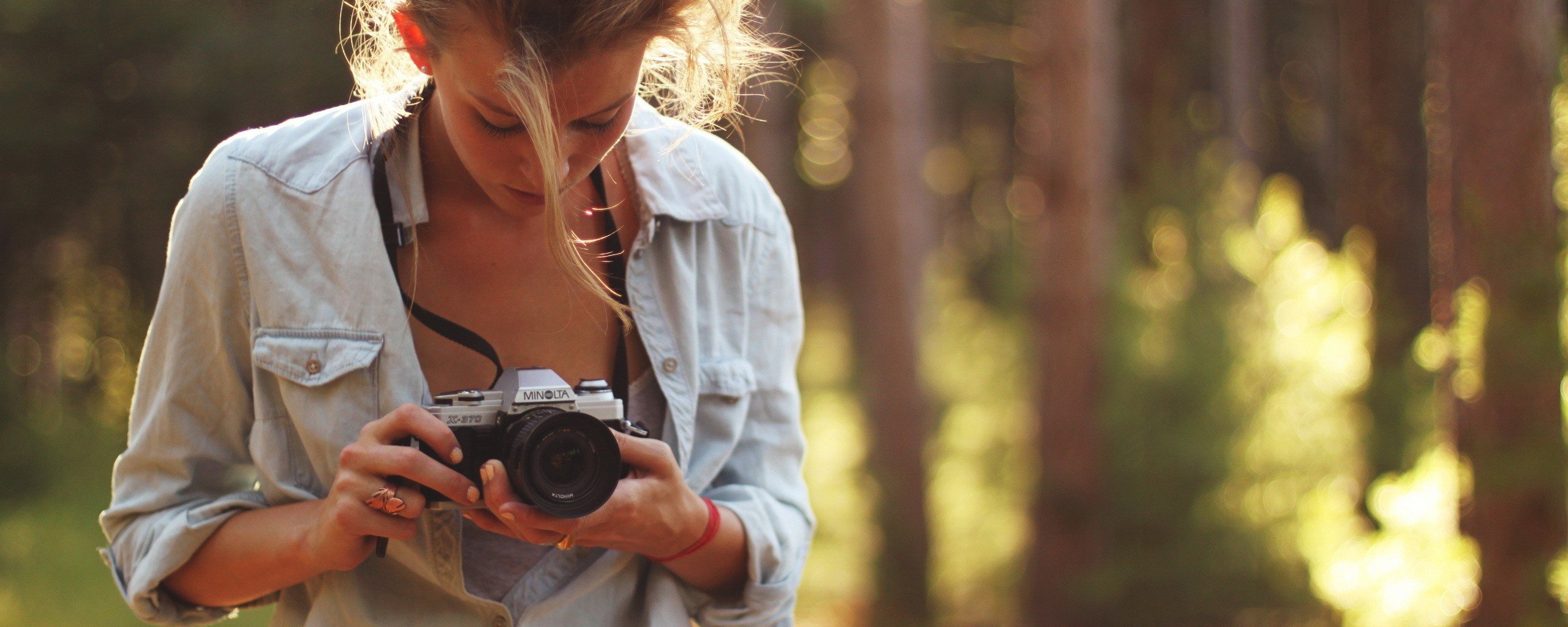 Девушка-фотограф обои