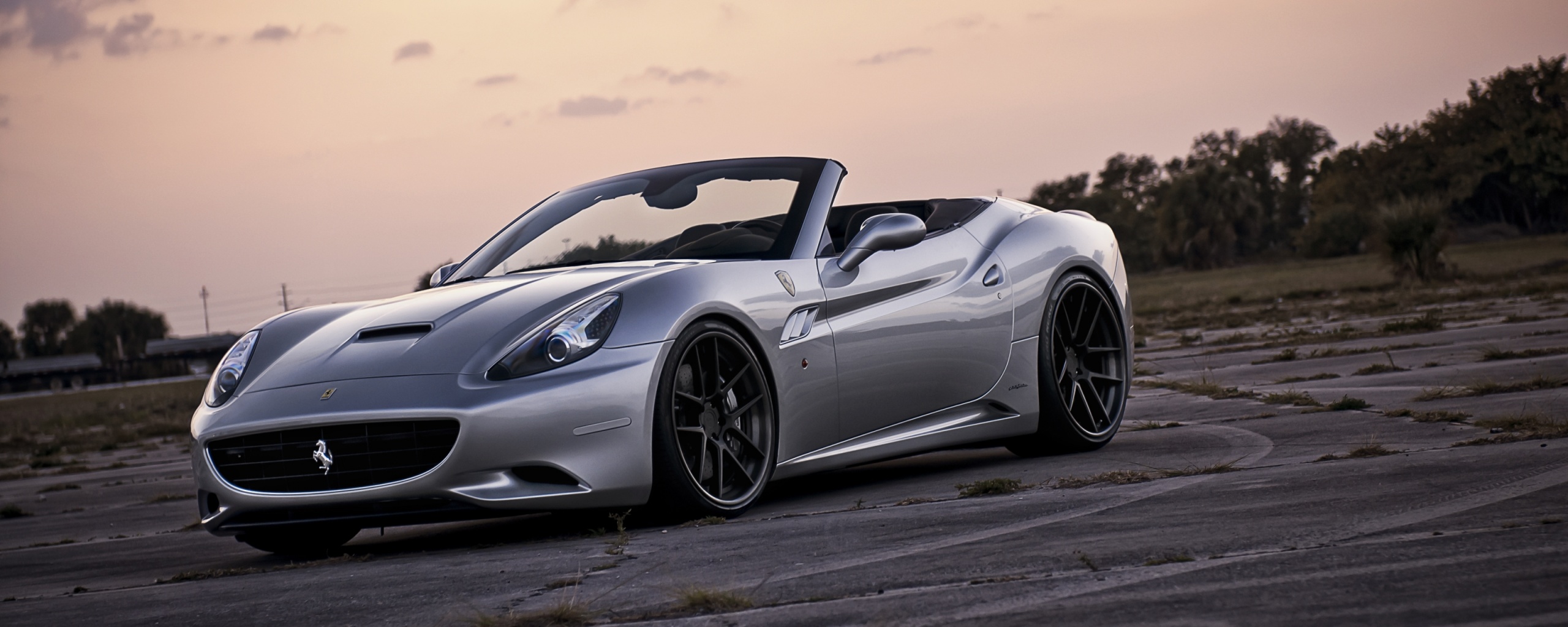 Ferrari на взлетном поле обои