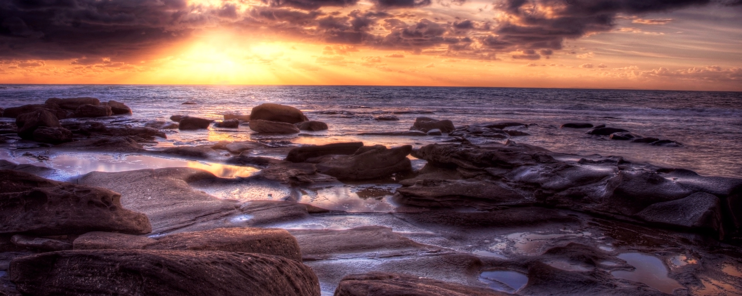 Каменистый берег на закате обои