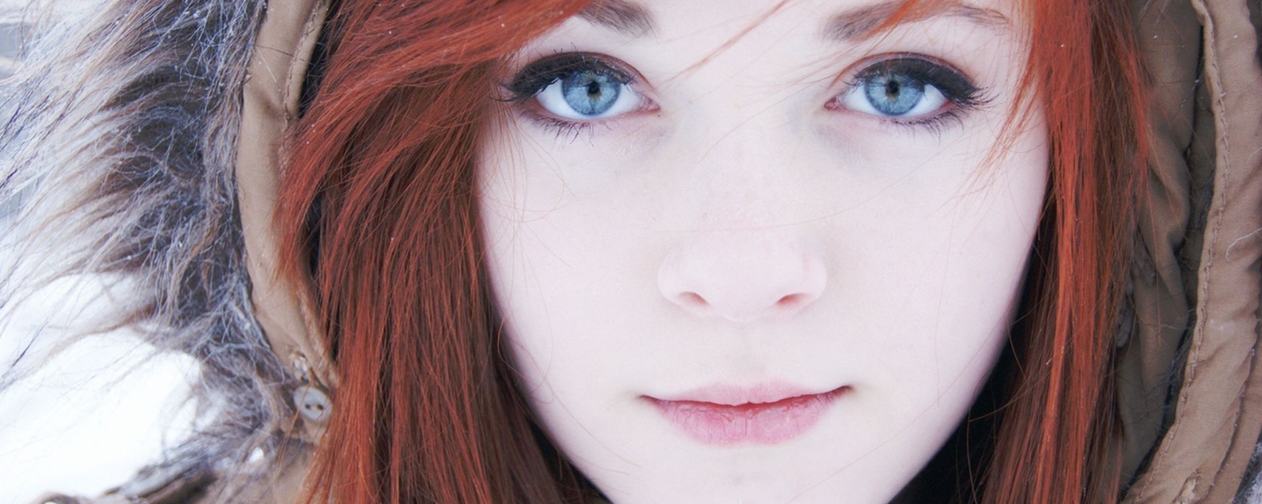 Рыжая в капюшоне обои