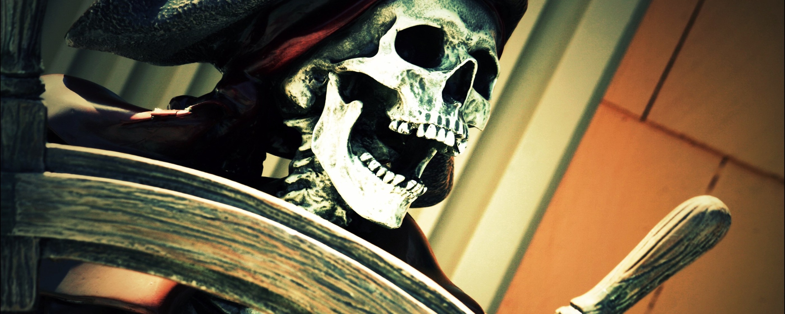 Скелет пирата за штурвалом обои