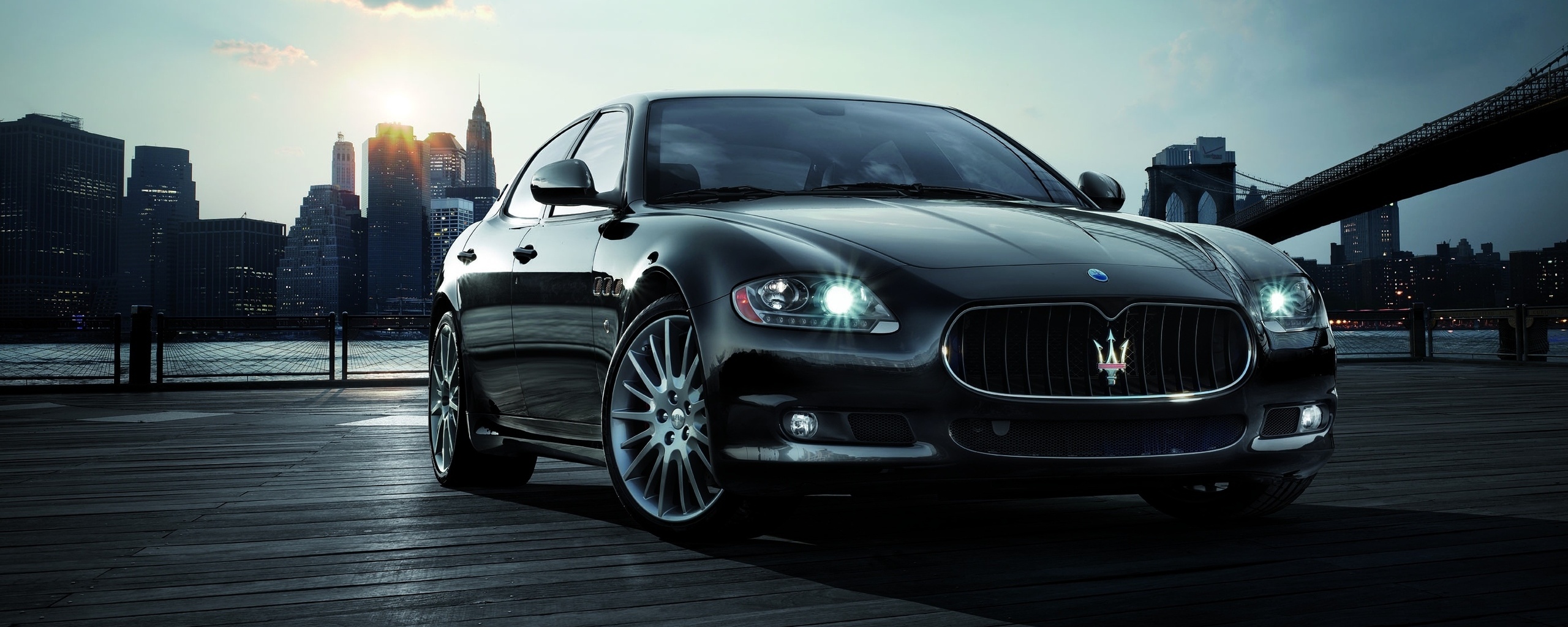 Черная мазерати на пирсе обои