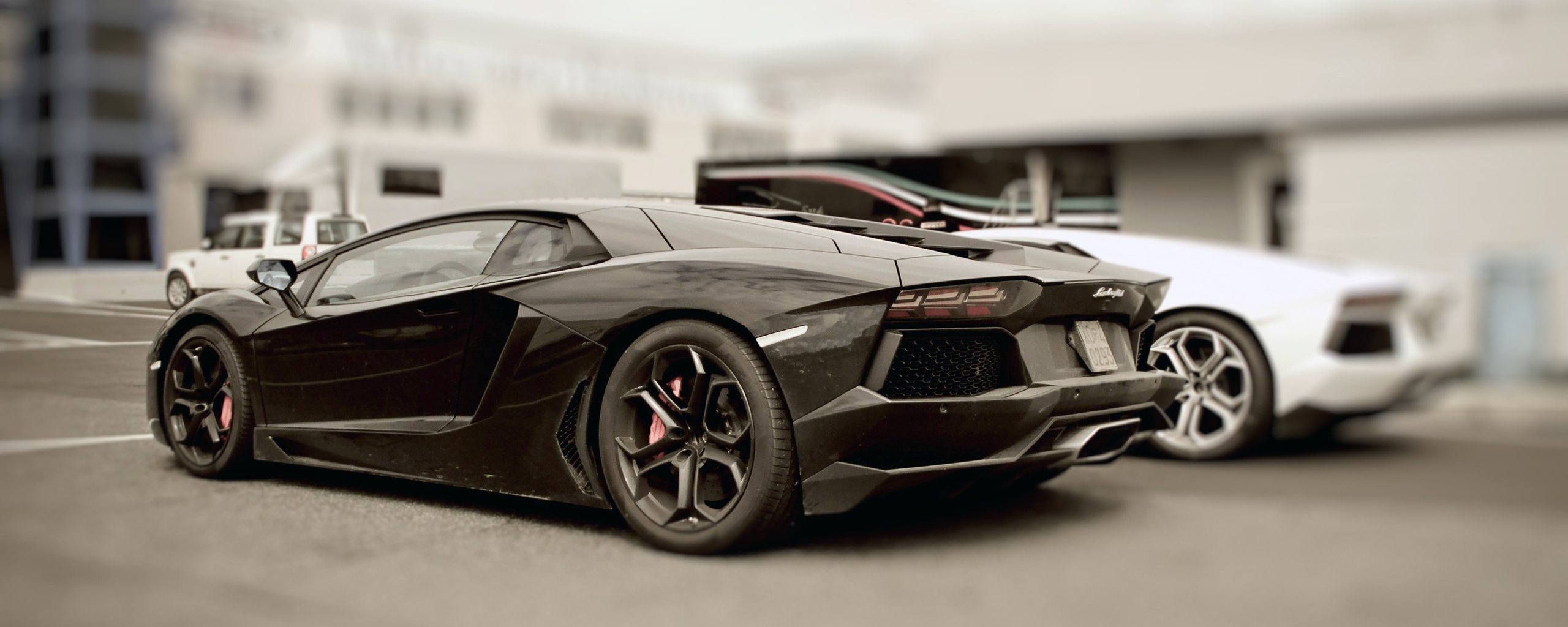 Ламборджини ревентон на парковке обои