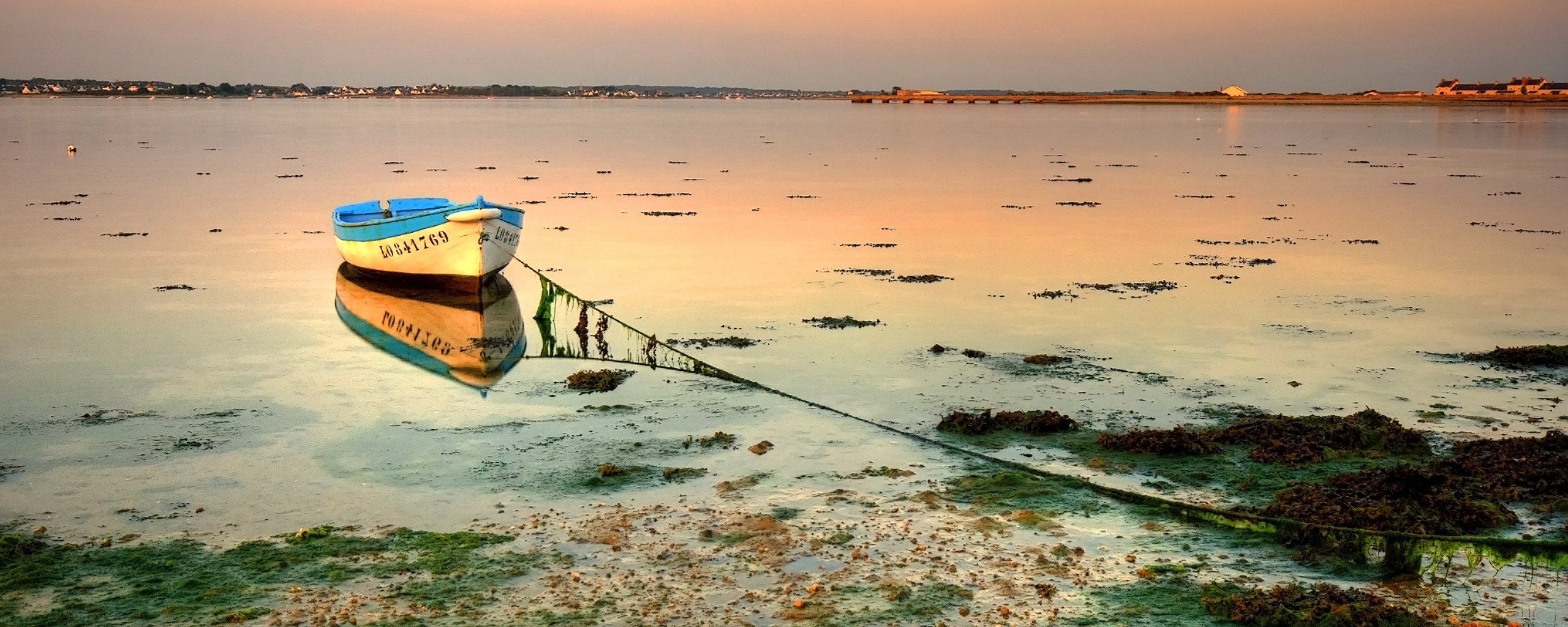 Лодка на илистом берегу обои