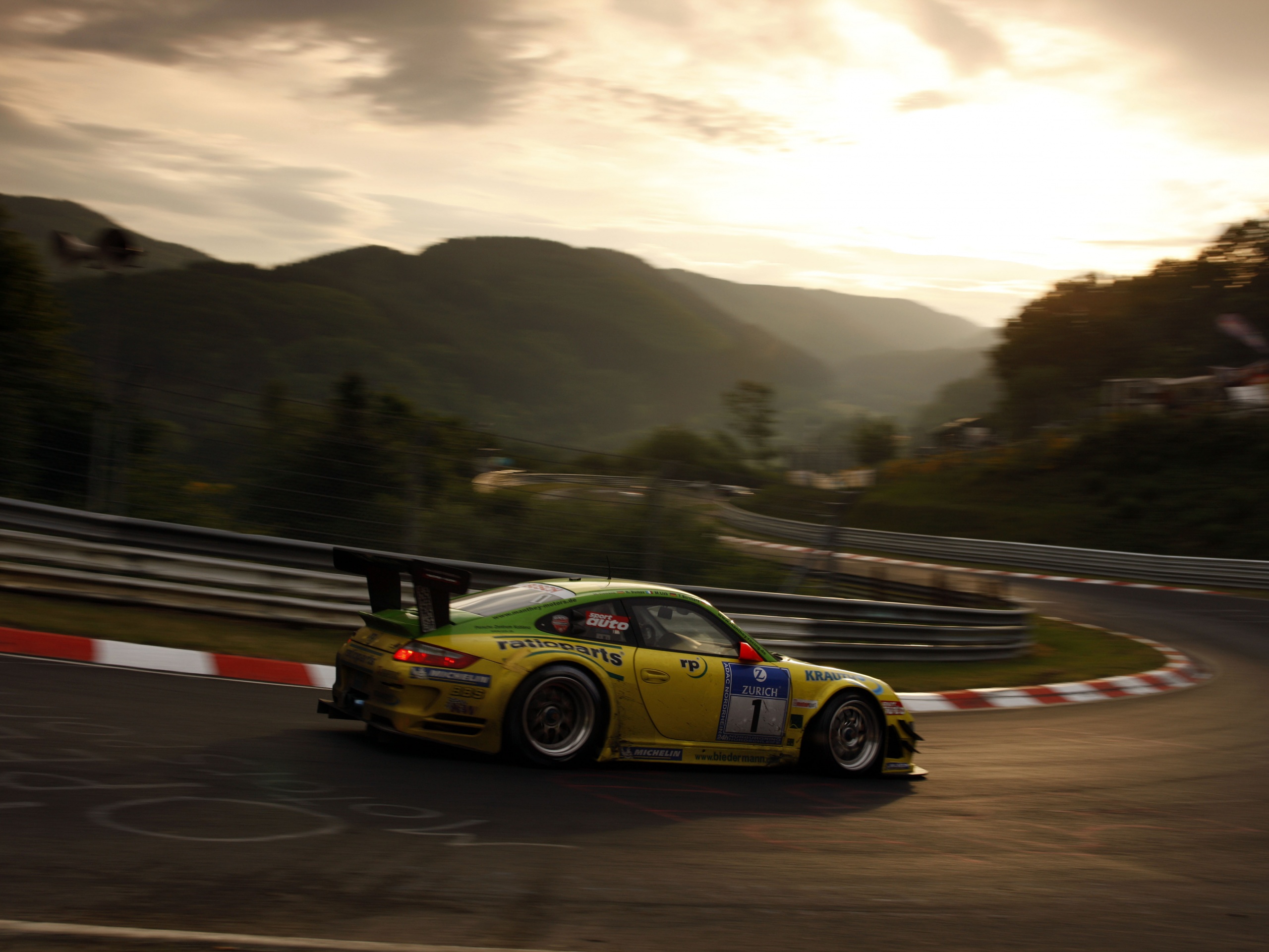 Гоночный Порше на треке обои