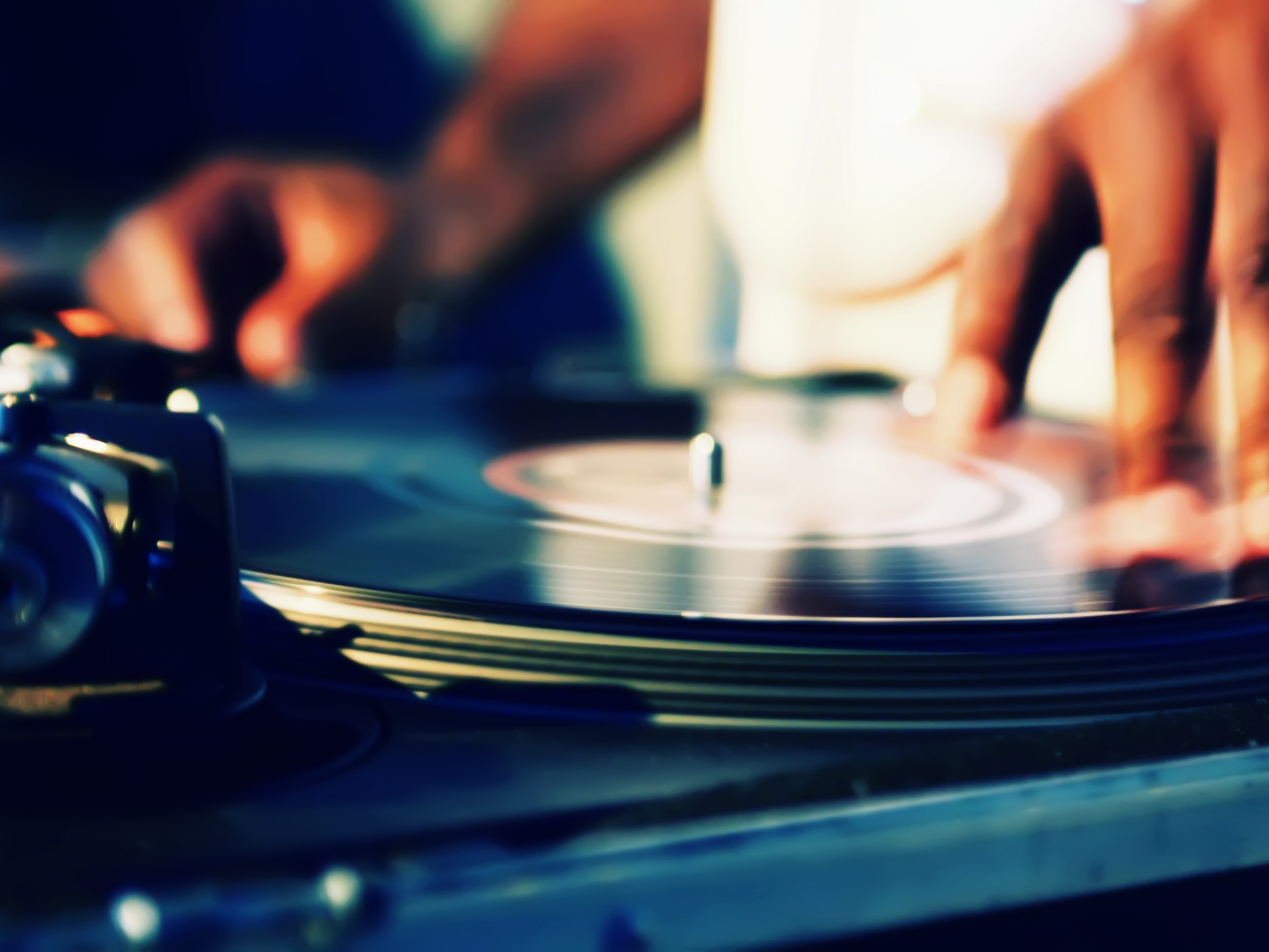 Винил на диджейском пульте обои