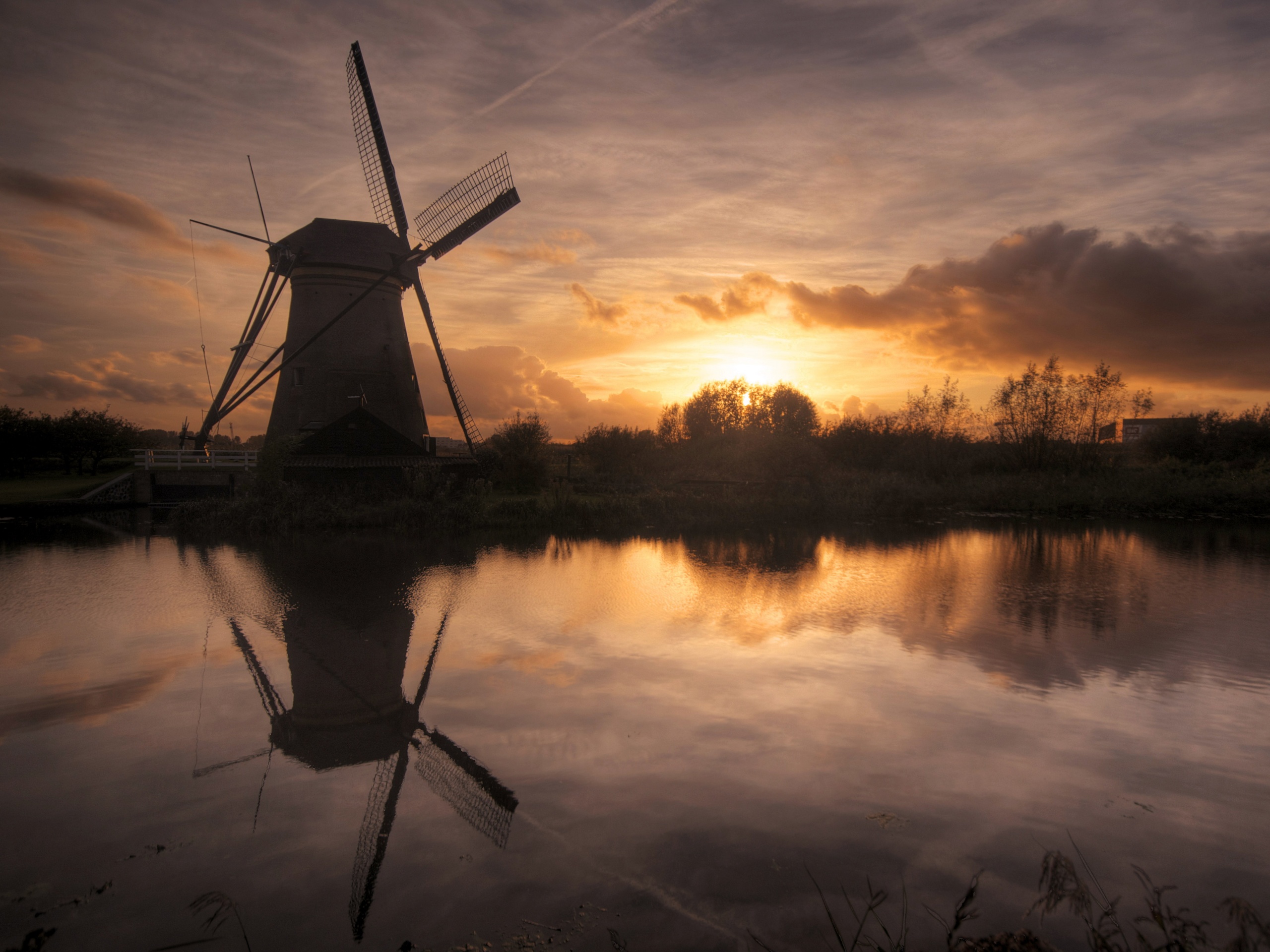 Мельница на озере обои