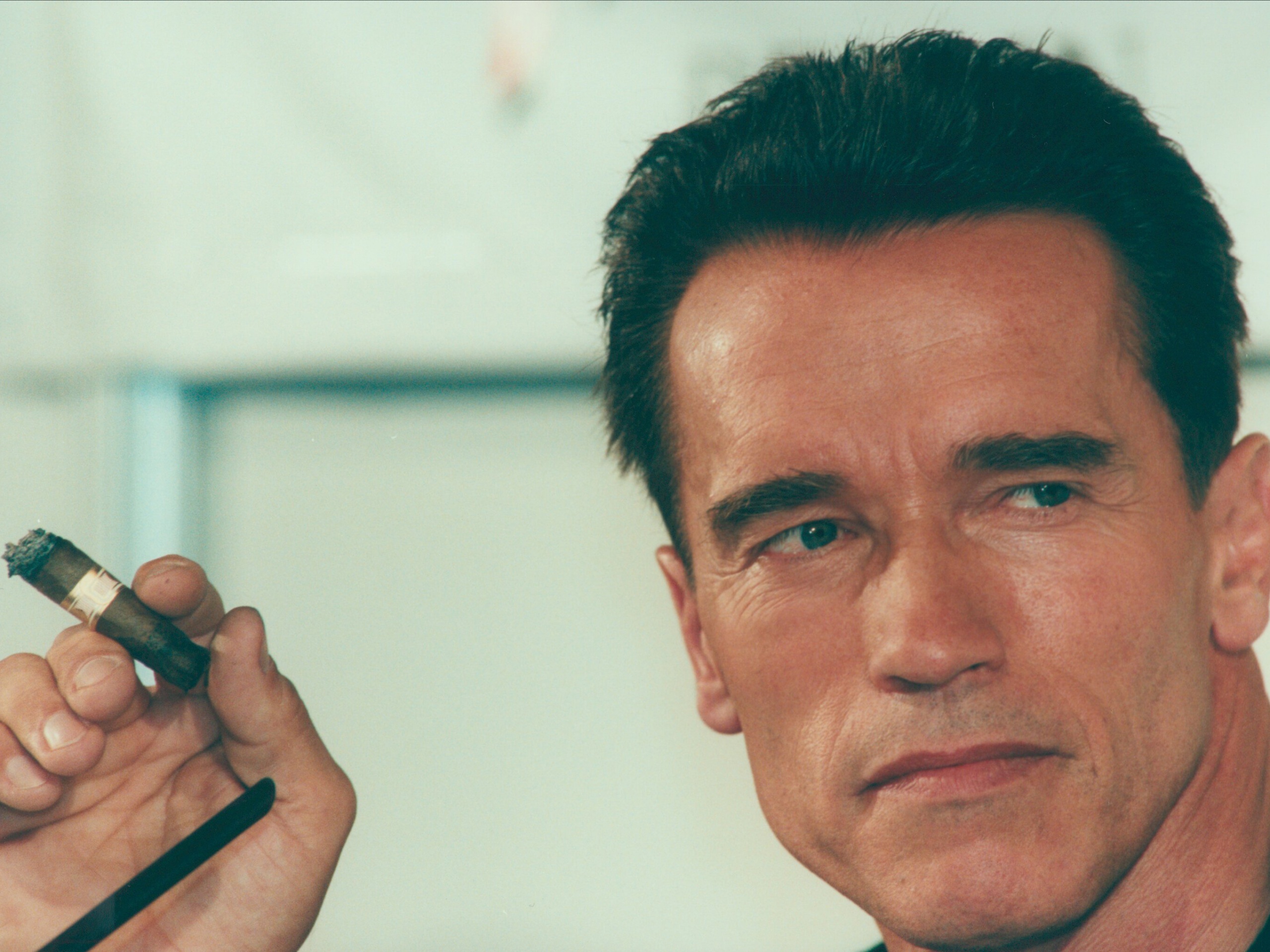 Арнольд Шварцнеггер с сигарой обои