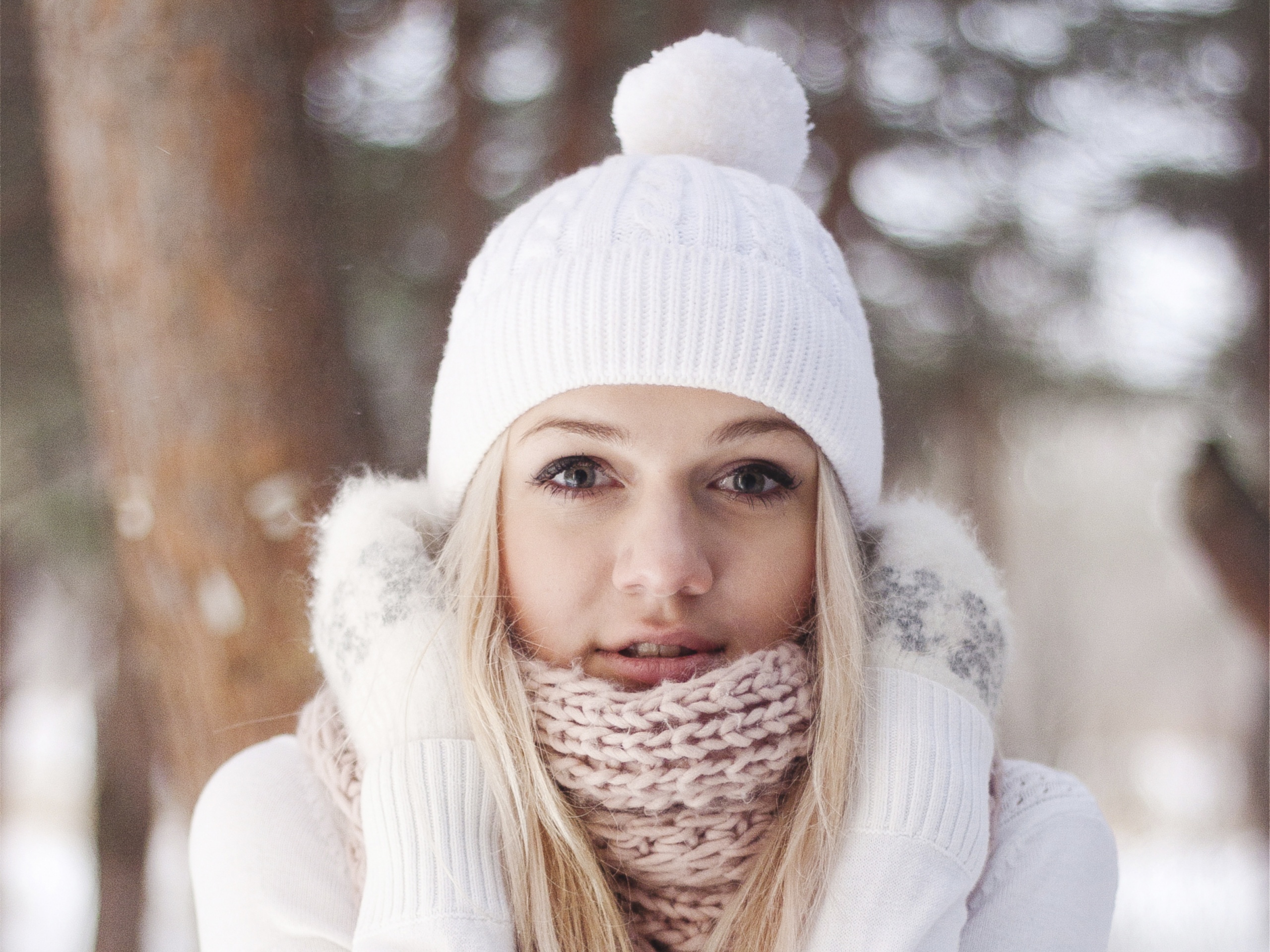 Девушка в белом в снежном лесу обои