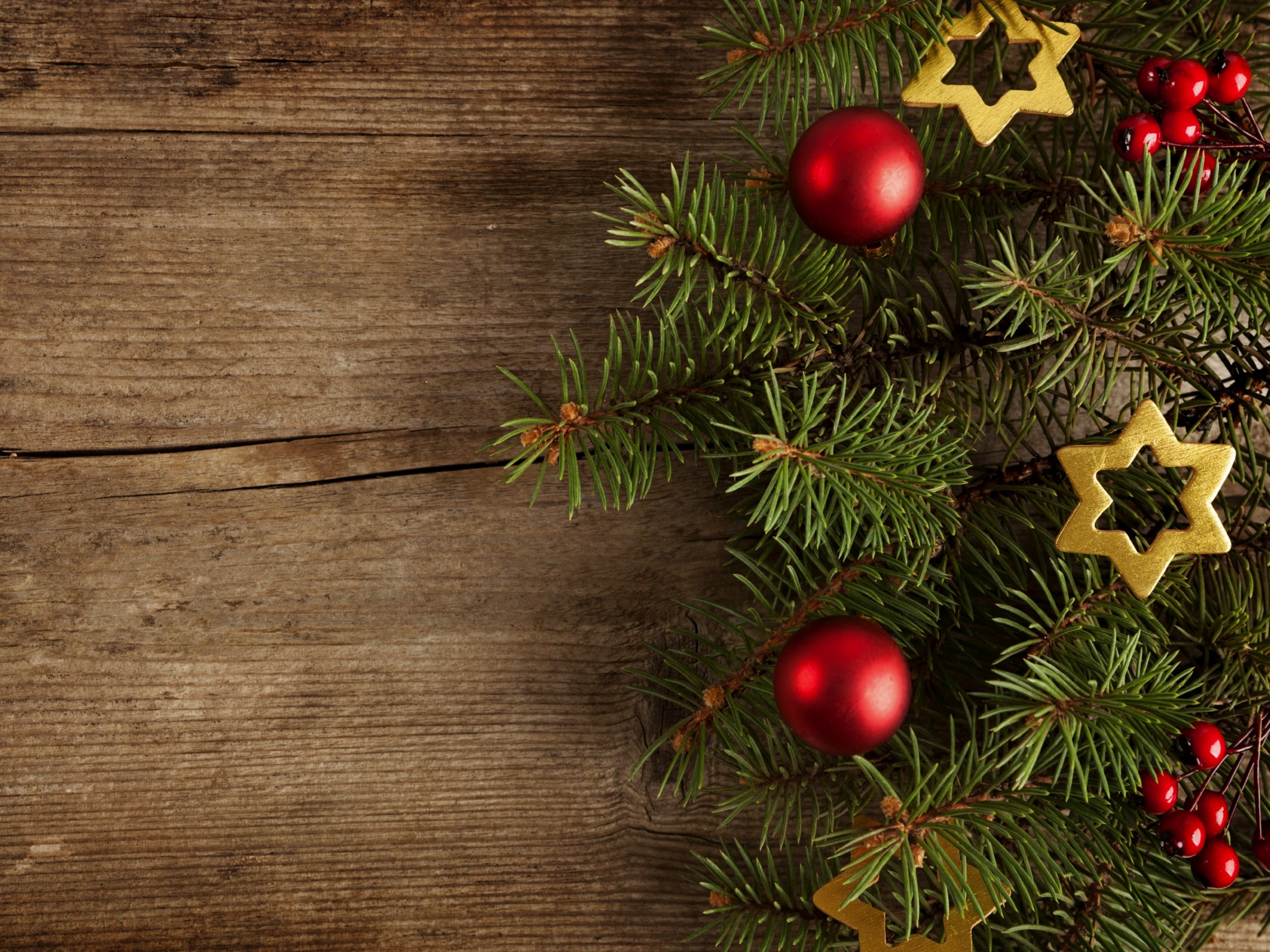 Новогодние игрушки на еловой ветке обои