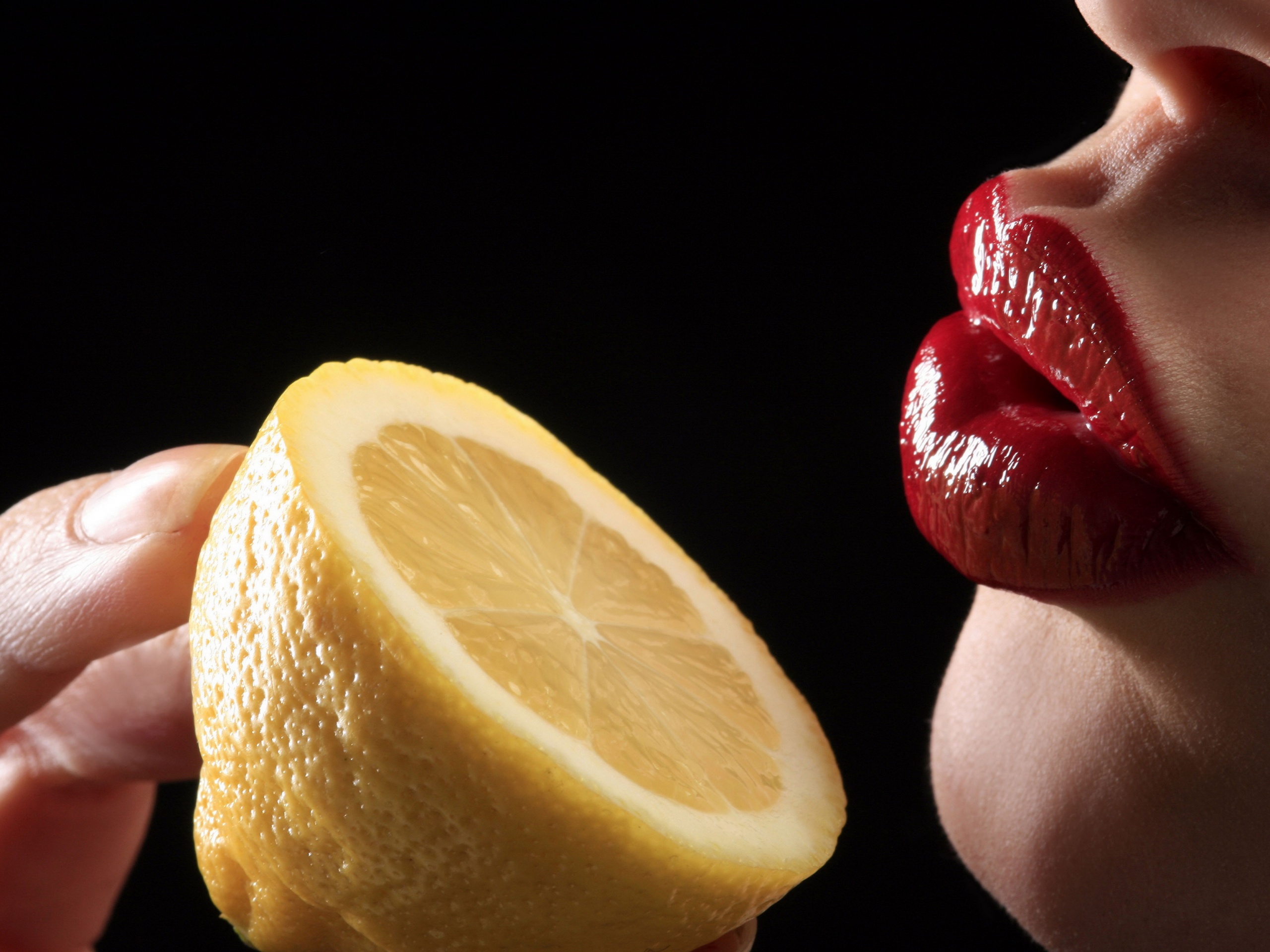 Лимон и губы обои