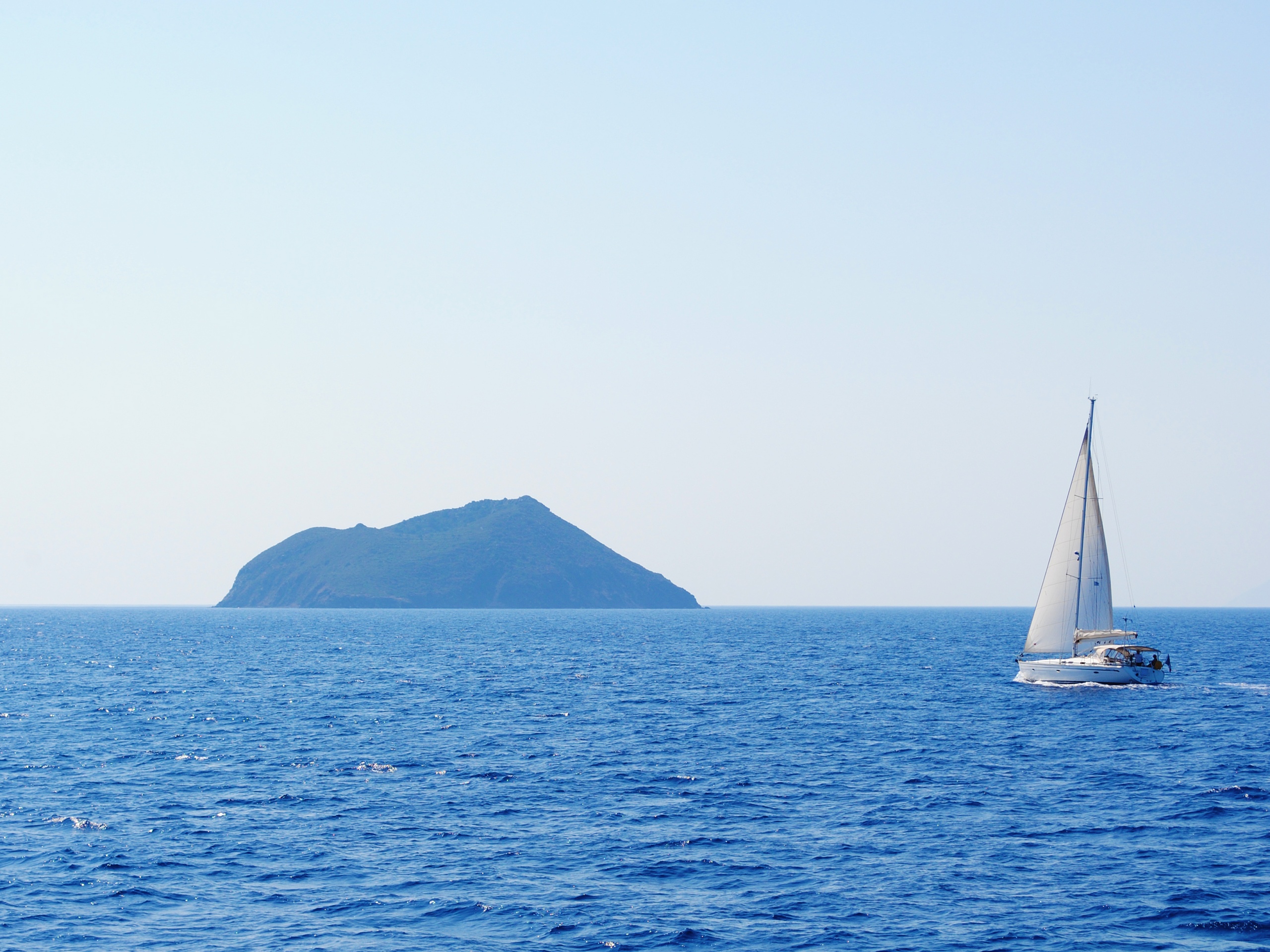 Яхта в море обои