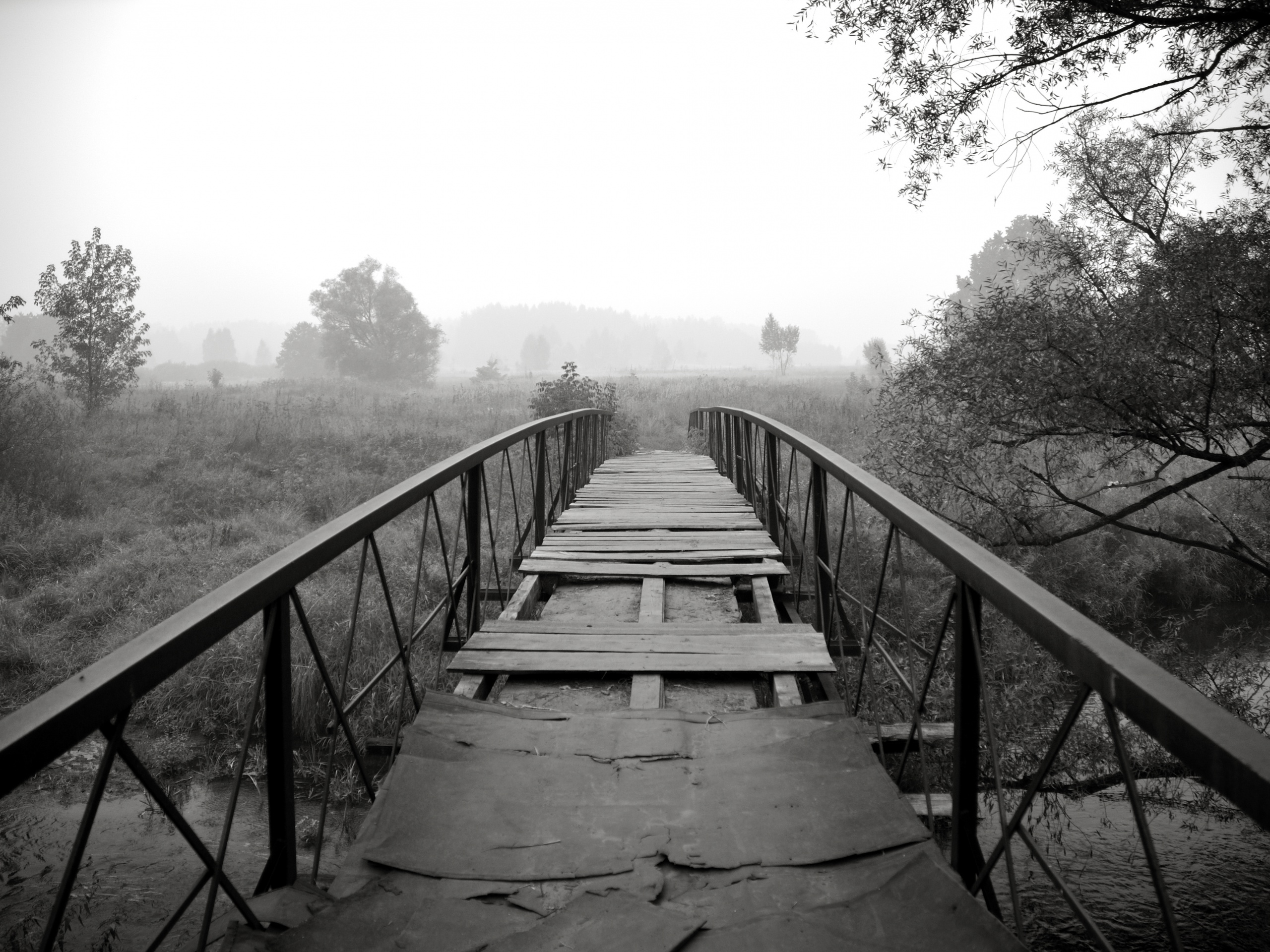 Старый мост на черно-белом фото обои