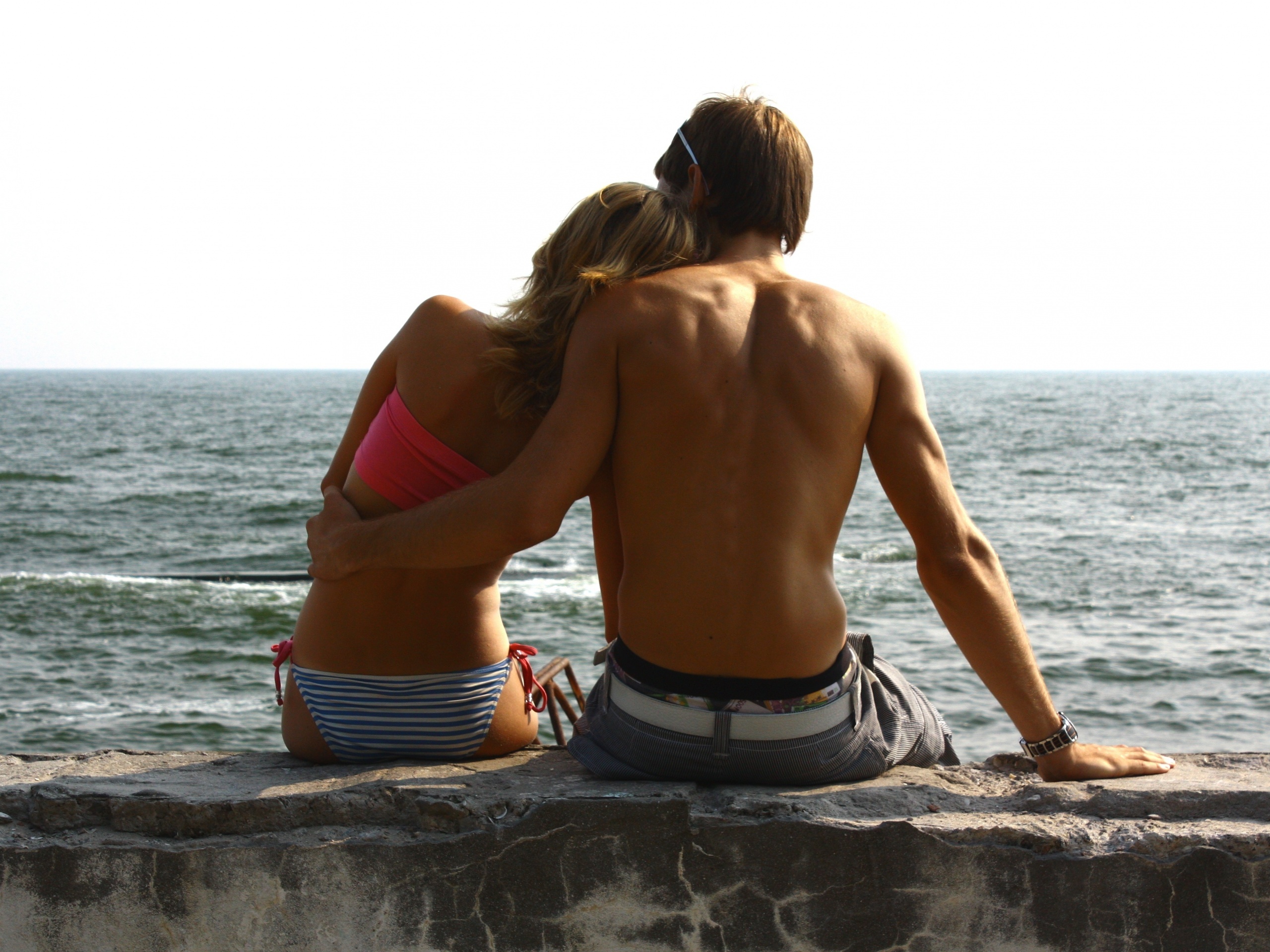 Девушка и парень у моря обои