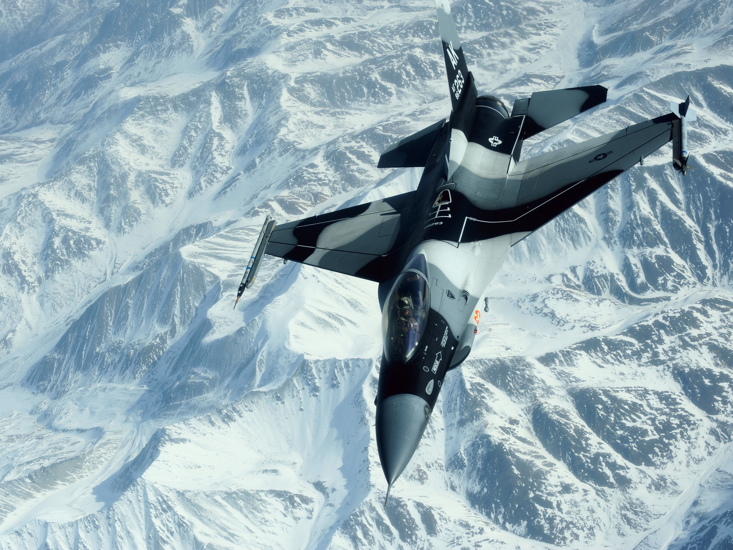 Истребитель над снежными пиками гор обои