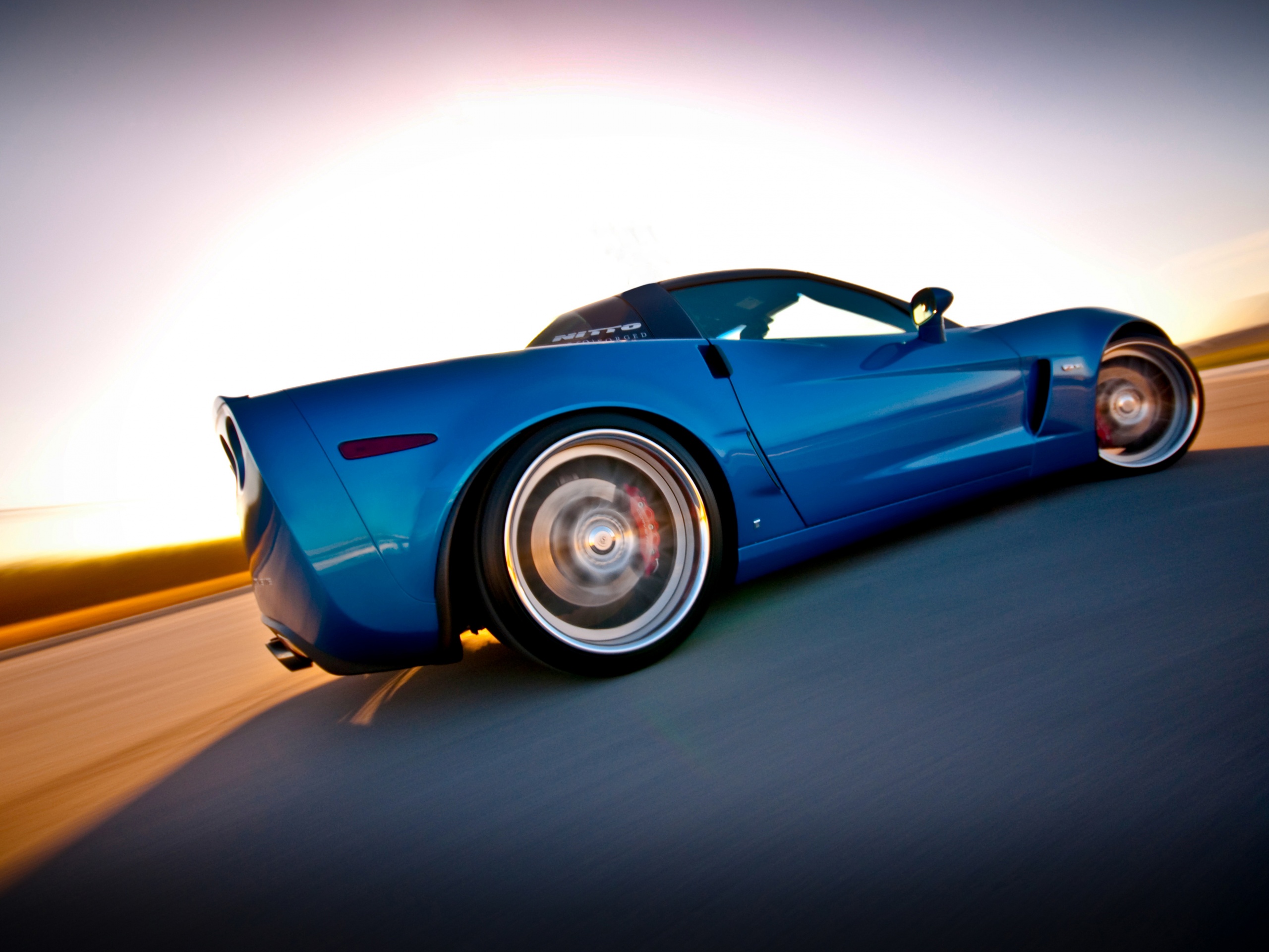 Гоночный спорткар синего цвета обои