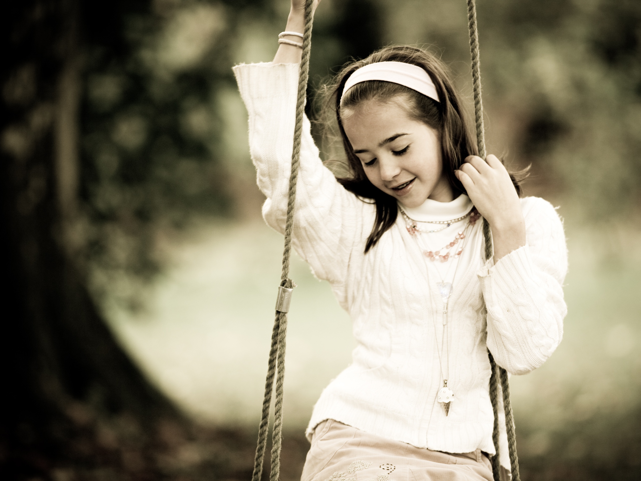 Девочка на качелях обои