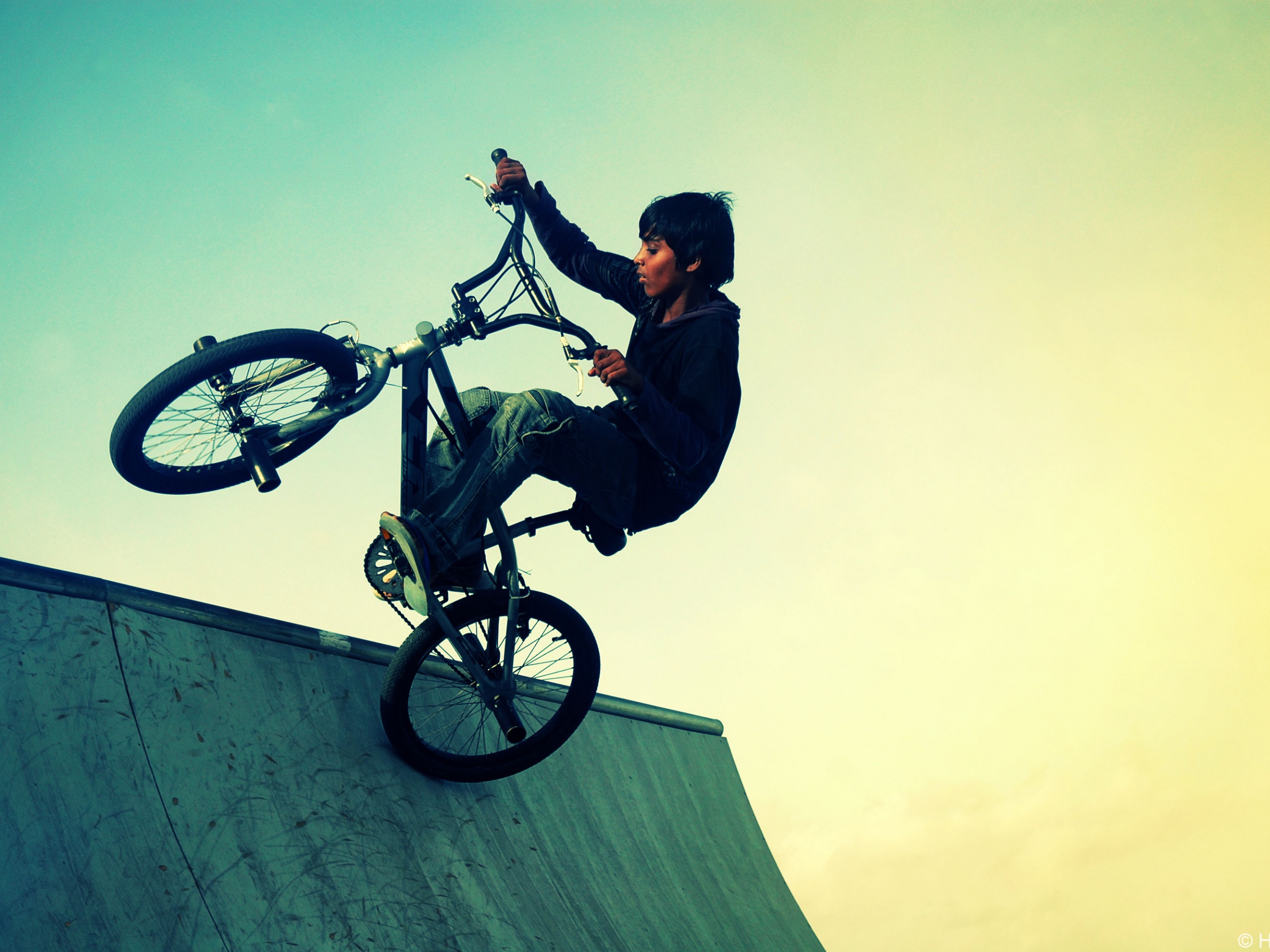 Мальчик на рампе обои