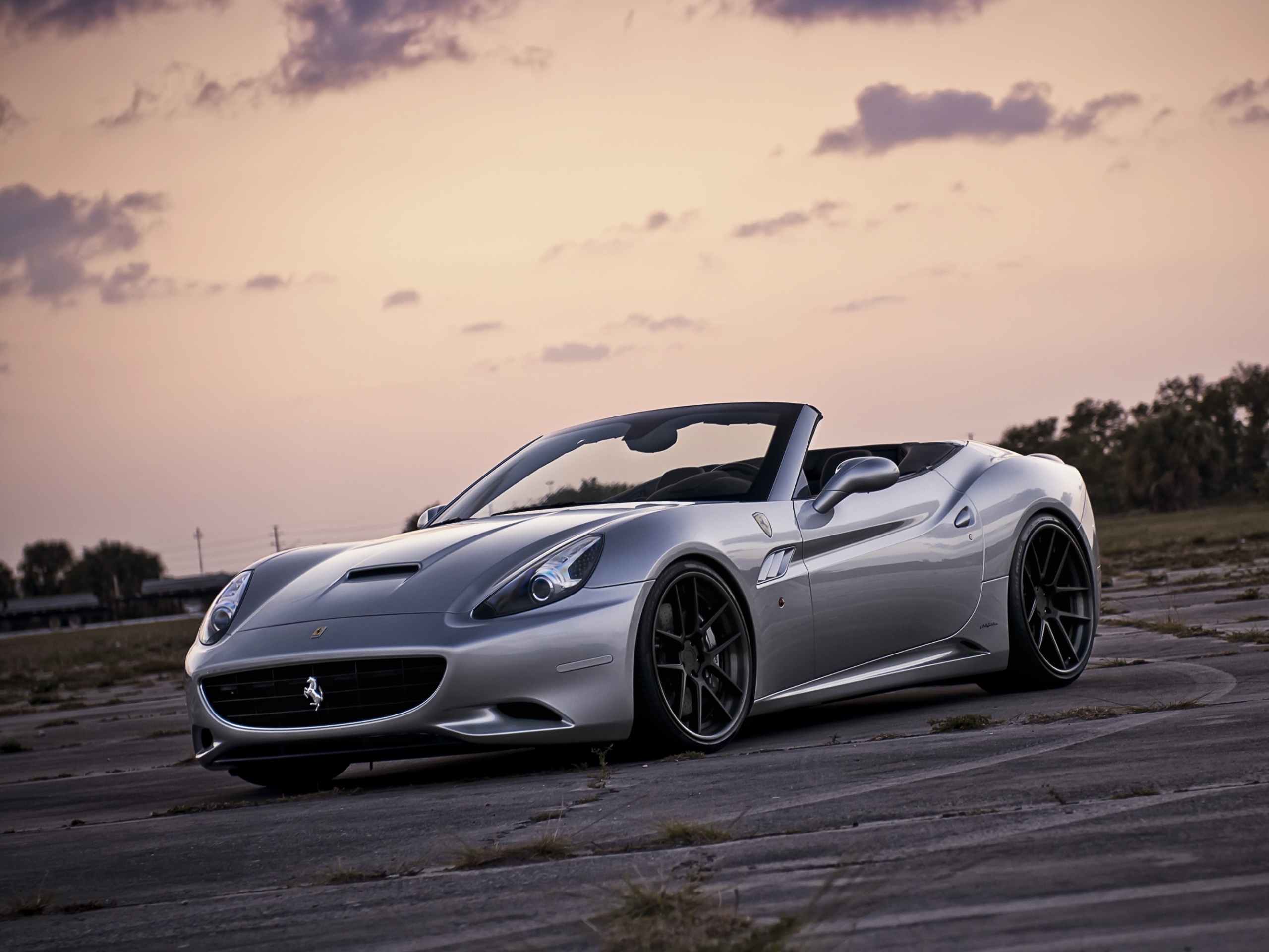 Ferrari на взлетном поле обои