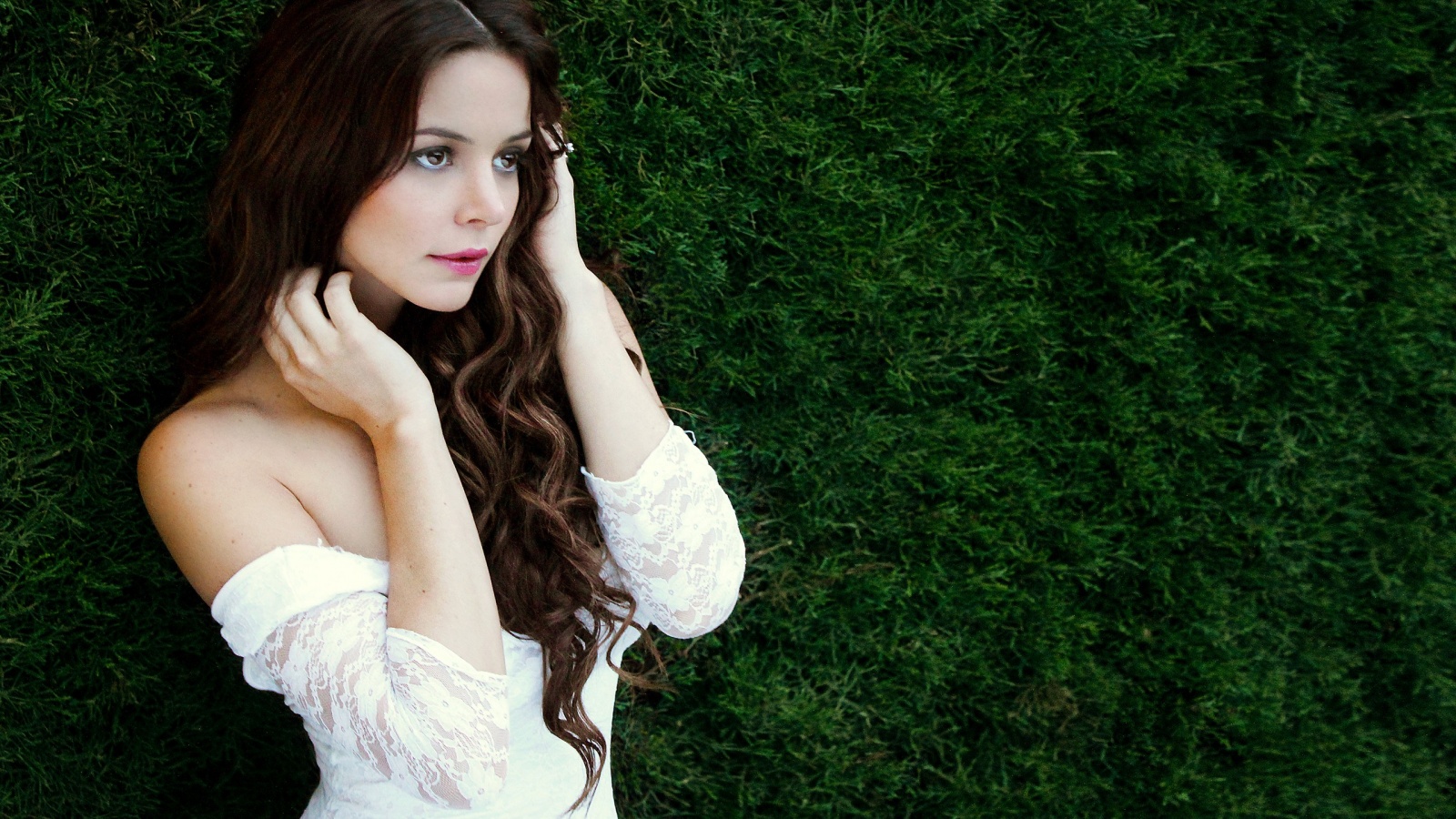 В белом платье обои