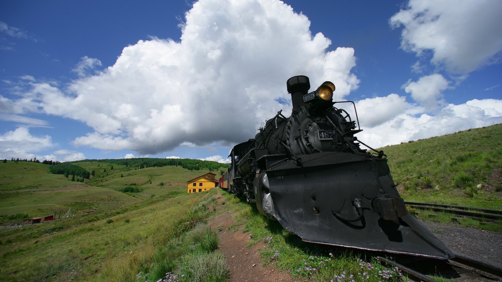 Паровоз на деревенской станции обои