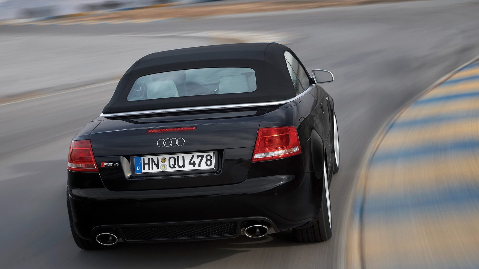 Audi RS 4 с тряпичной крышей обои