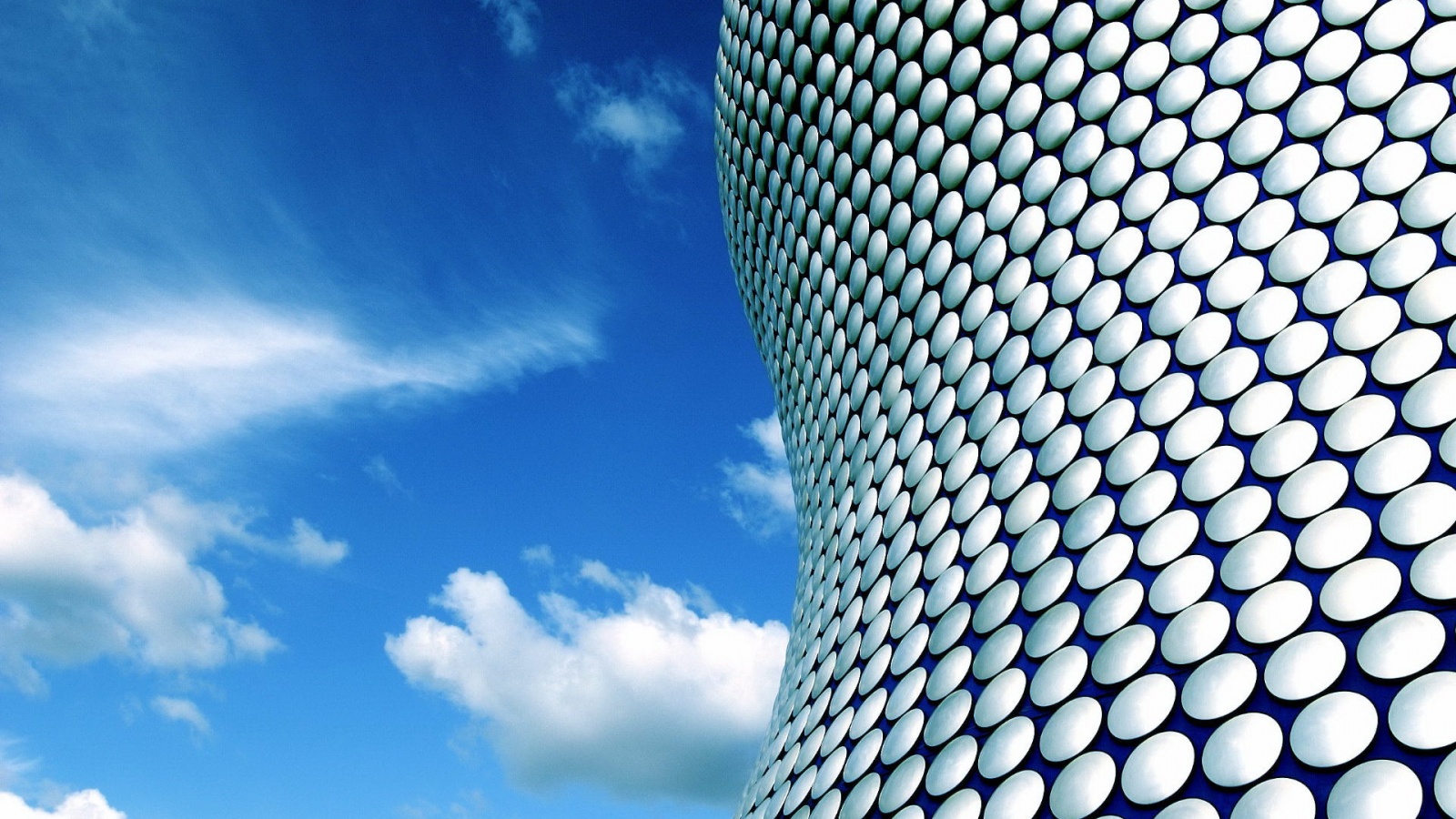 Стена из белых кругов обои