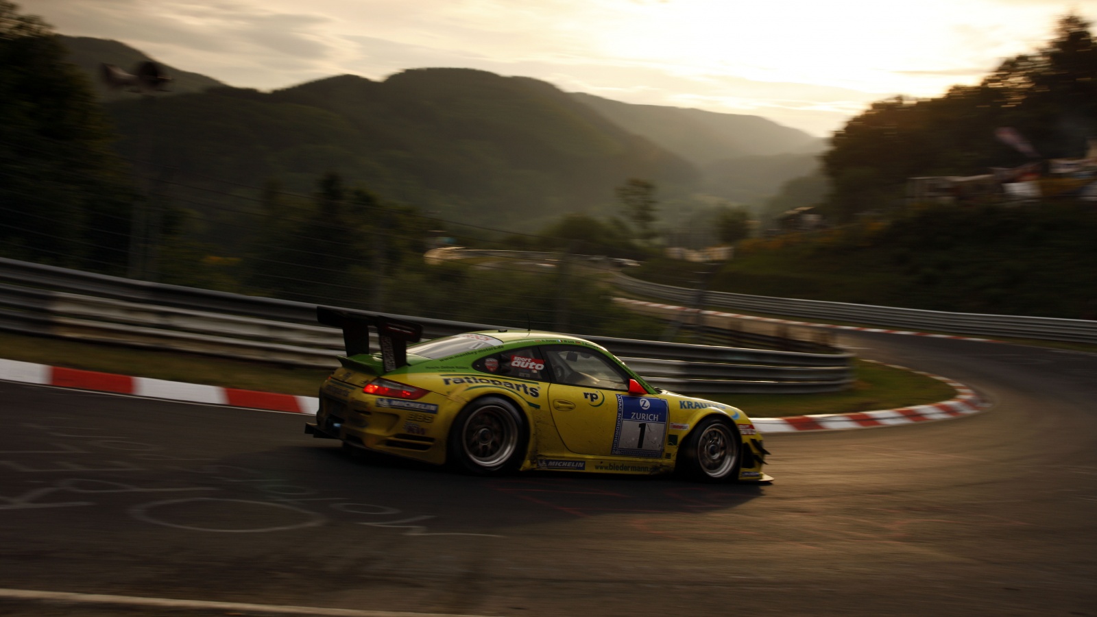 Гоночный Порше на треке обои