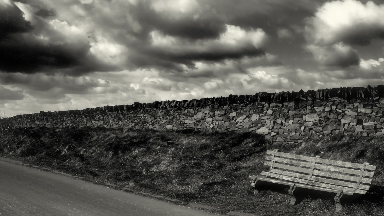 Скамейка у дороги обои