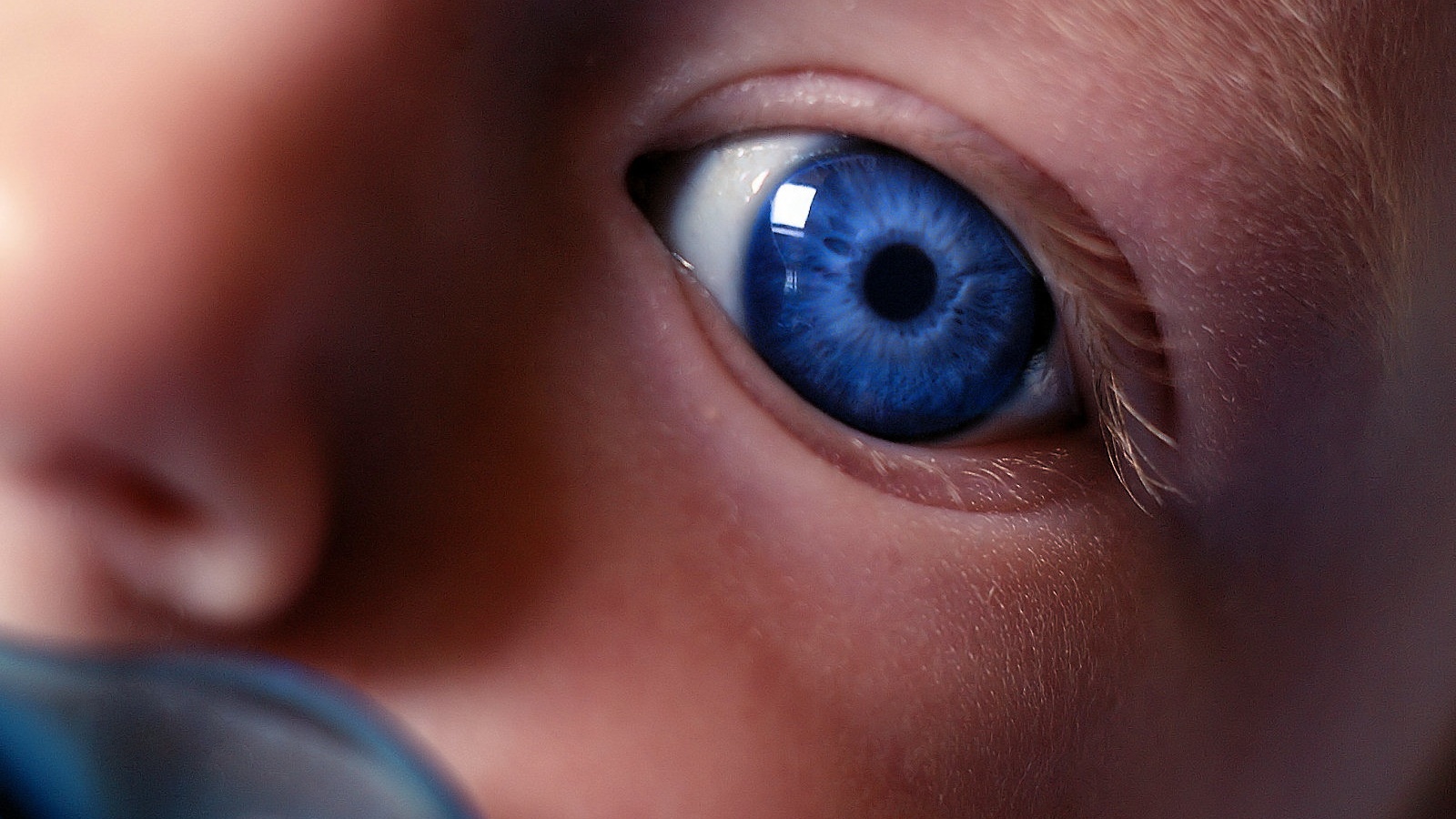 Синий глаз ребенка обои