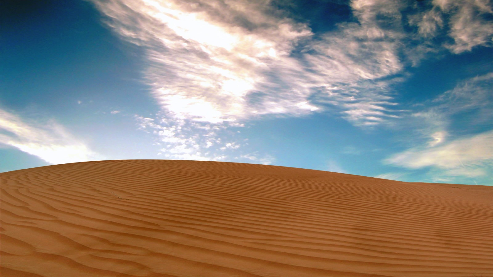 Облака над пустыней обои