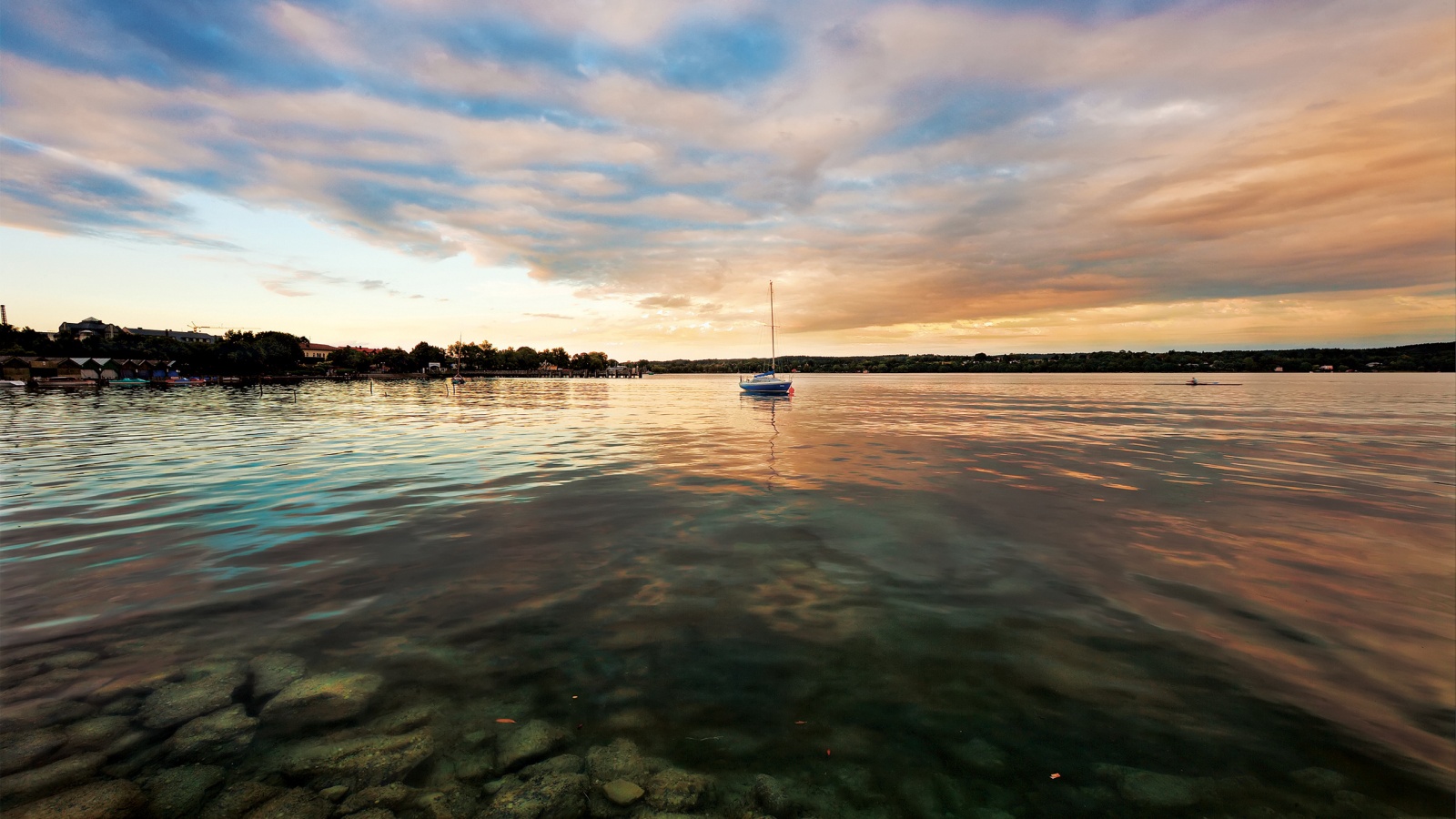 Яхта на озере обои